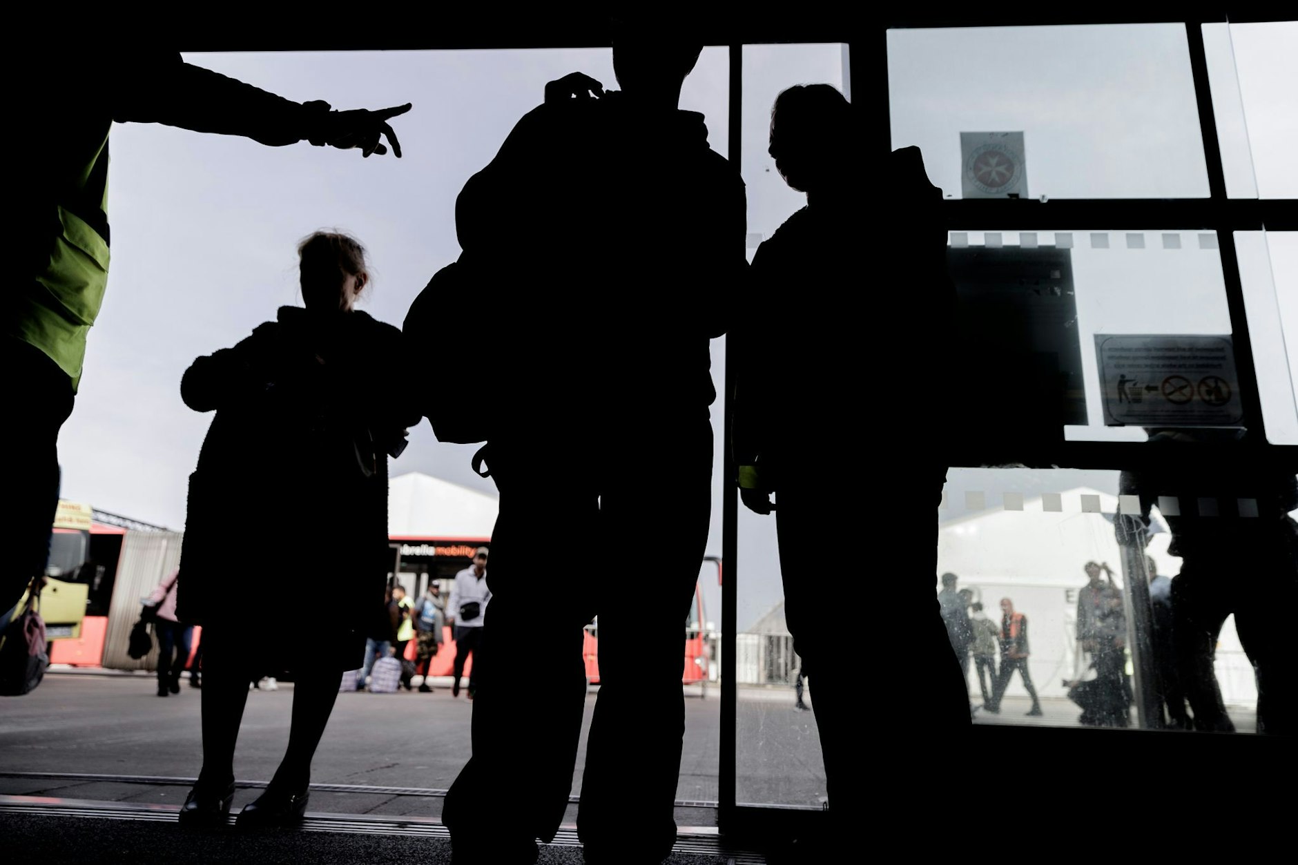 Geflüchtete betreten die Empfangshalle des Ankunftszentrums Tegel. Nicht nur hier kommt es immer wieder zu Auseinandersetzungen.&nbsp;