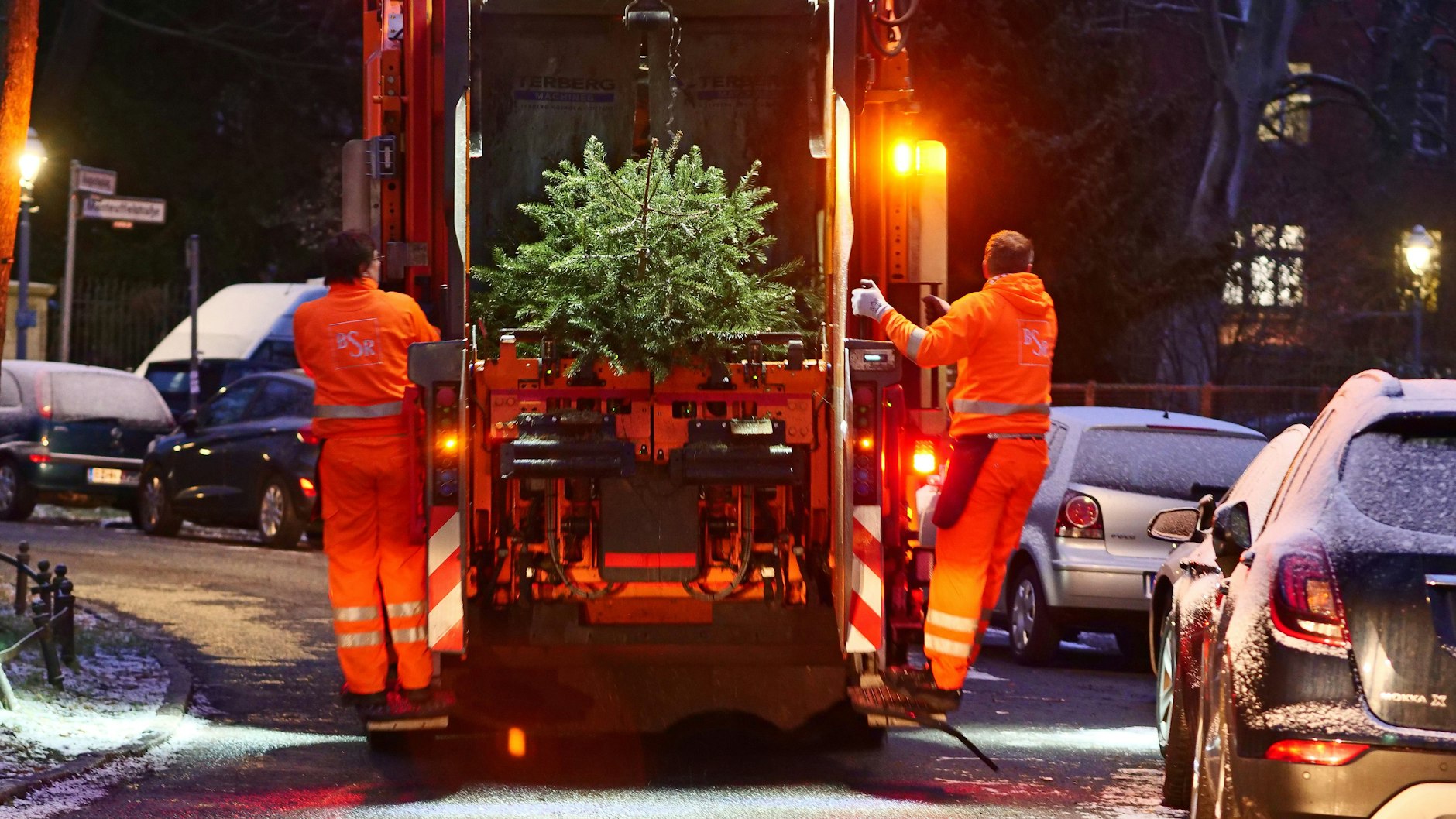 Tschüss, Tanne! Mitarbeiter der Berliner Stadtreinigung BSR sammeln Weihnachtsbäume ein, die von Anwohnern auf die Straße gestellt wurden.