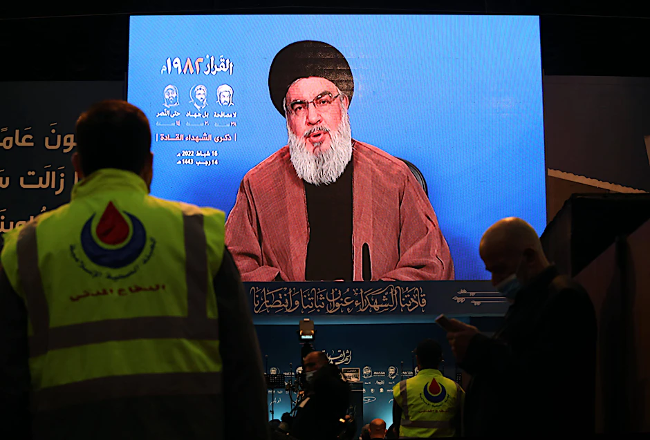Ein Fernsehbildschirm zeigt Hisbollah-Chef Hassan Nasrallah während einer im Fernsehen übertragenen Rede