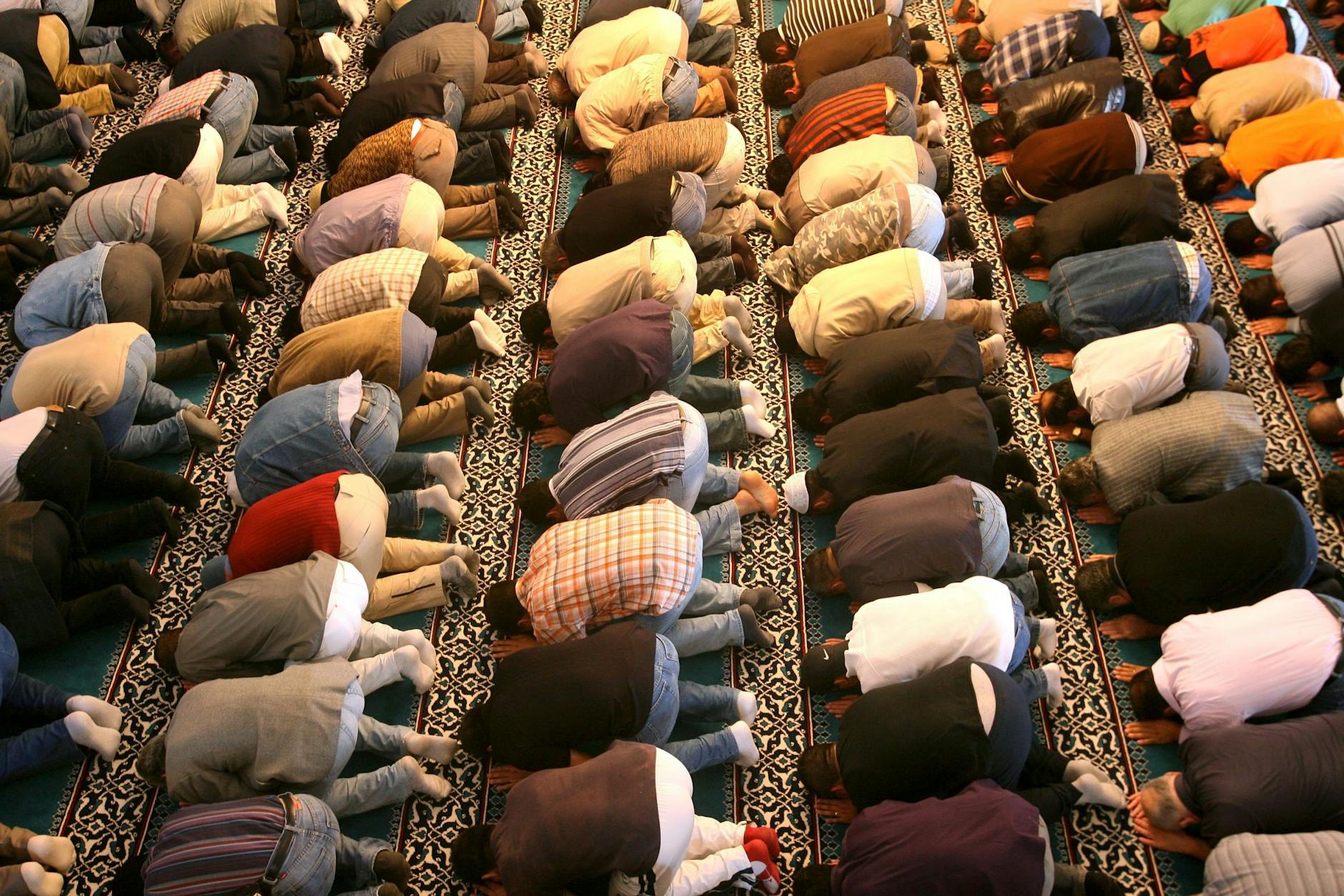 Gläubige Muslime beten in der Sehitlik-Moschee in Neukölln.