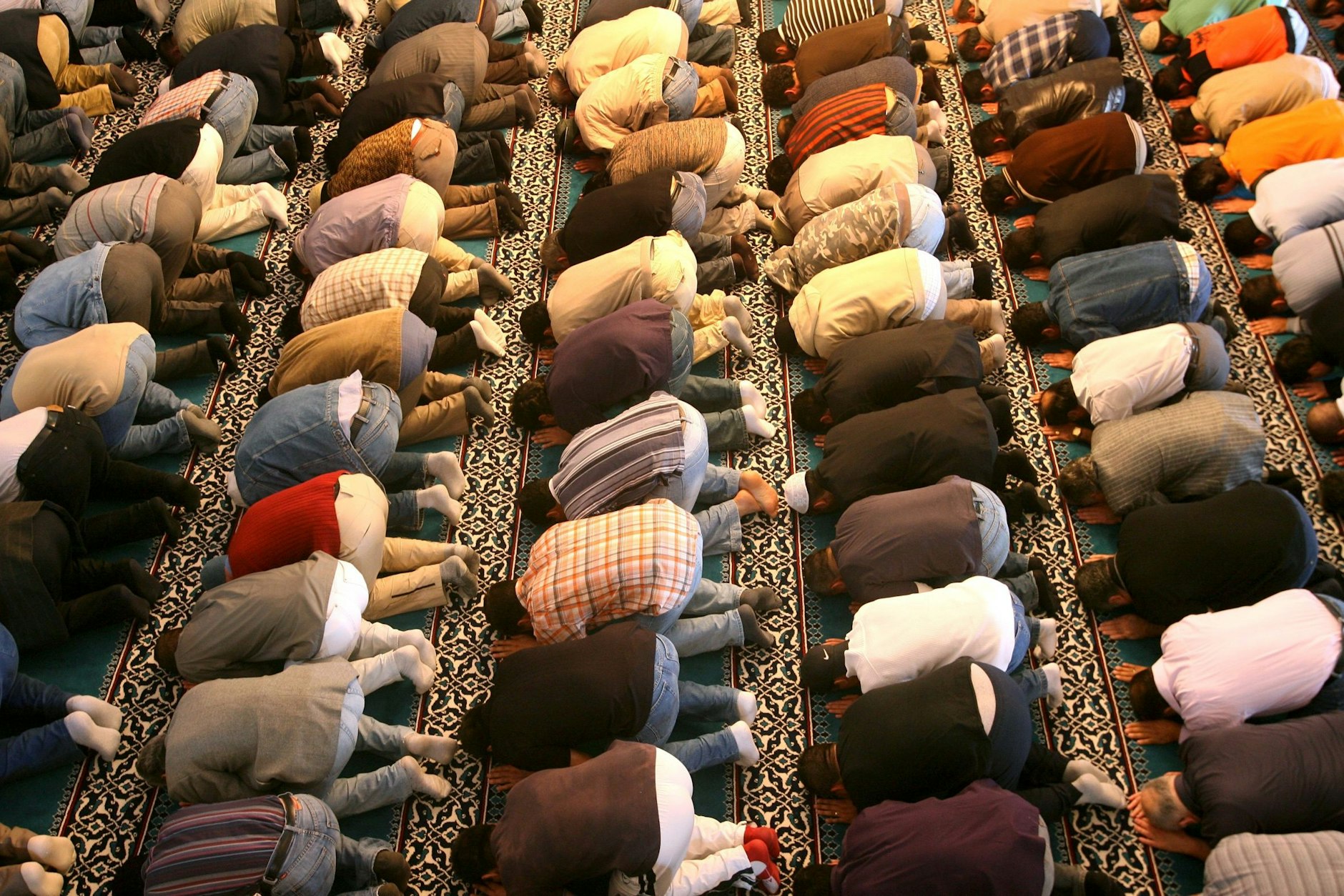 Gläubige Muslime beten in der Sehitlik-Moschee in Neukölln.