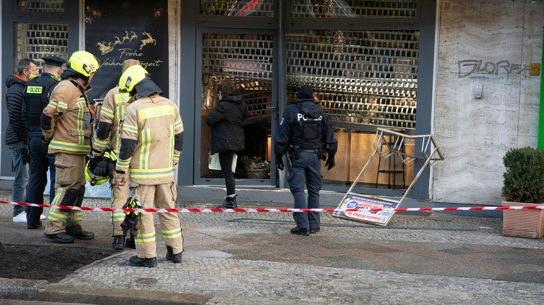 Trotz des schweren Gitters gelang es den Einbrechern, die Scheibe des Geschäfts zu durchbrechen.&nbsp;