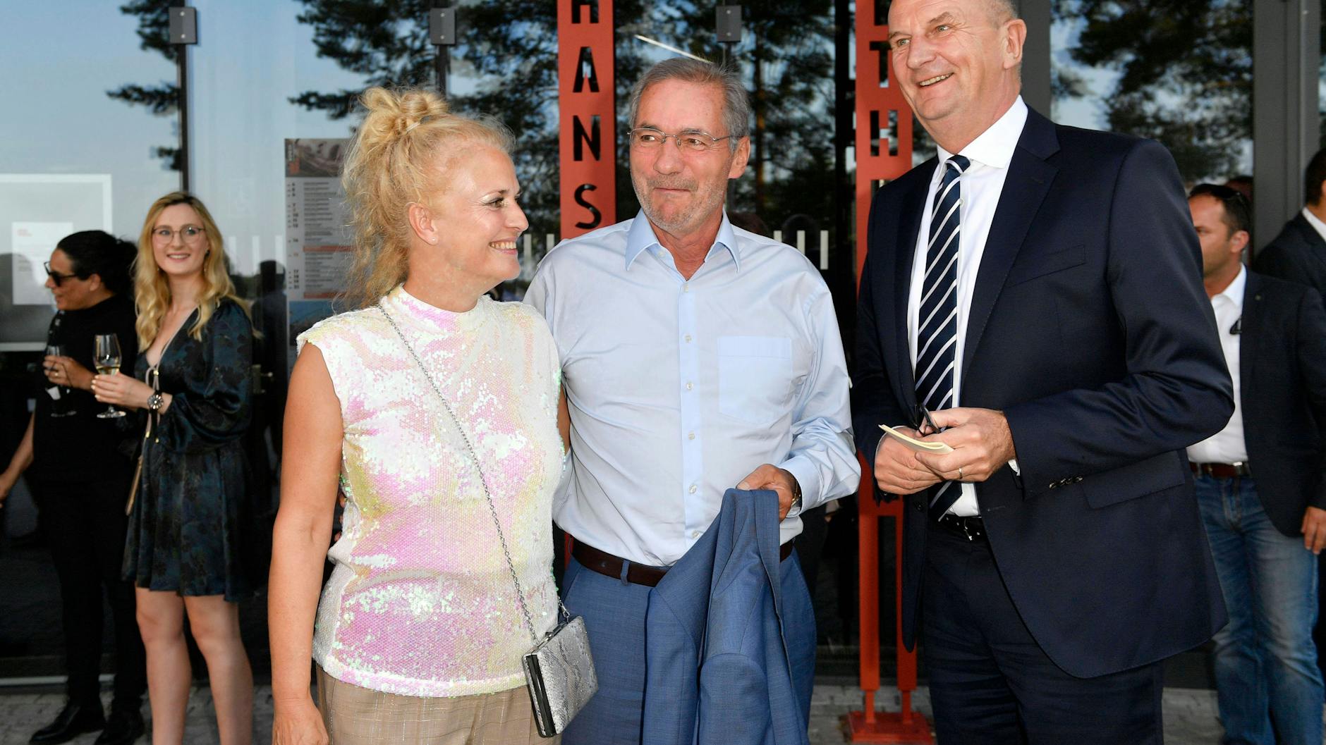 Matthias Platzeck ist in der Öffentlichkeit noch oft zu sehen: hier mit seiner Frau Jeanette Jesorka und dem jetzigen brandenburgischen Ministerpräsidenten Dietmar Woidke bei der Eröffnung des 27. Jüdischen Filmfestivals Berlin & Brandenburg im Hans-Otto-Theater (2021).