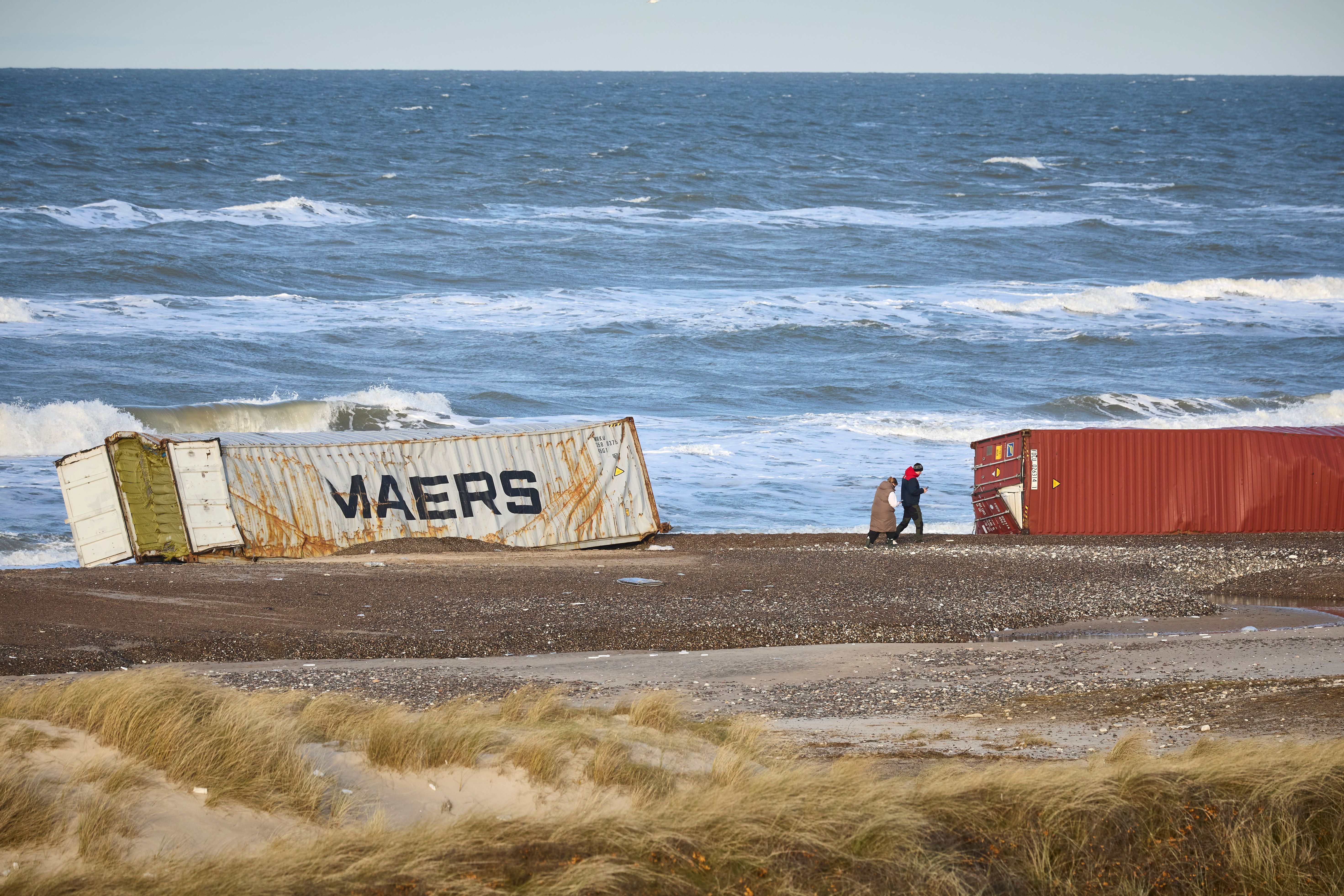 Schiff verliert Container vor Dänemark – Kühlschränke dümpeln am Strand