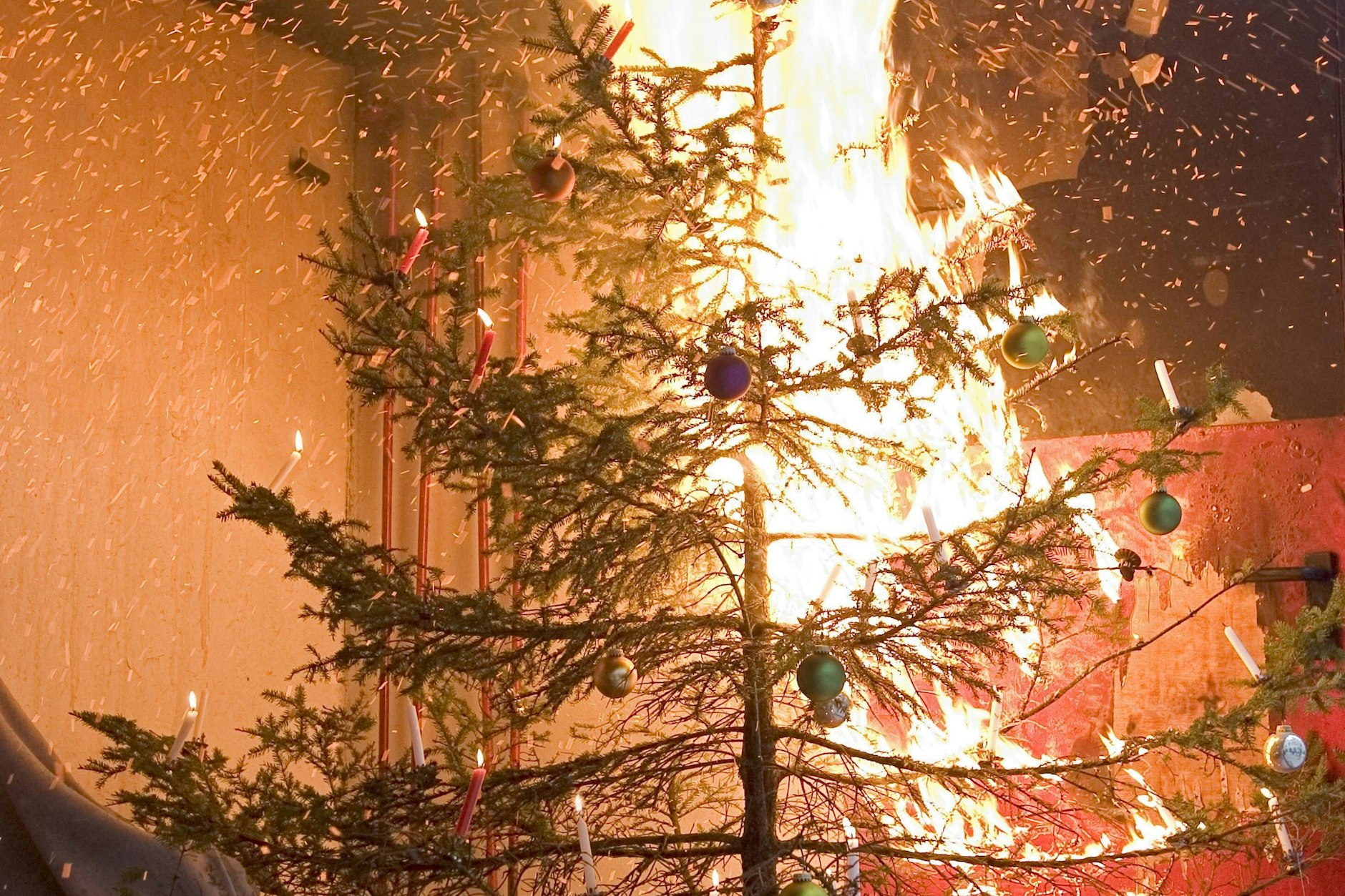 Ein brennender Weihnachtsbaum in der guten Stube: Über die Feiertage musste die Feuerwehr in Brandenburg oft ausrücken. (Symbolbild)