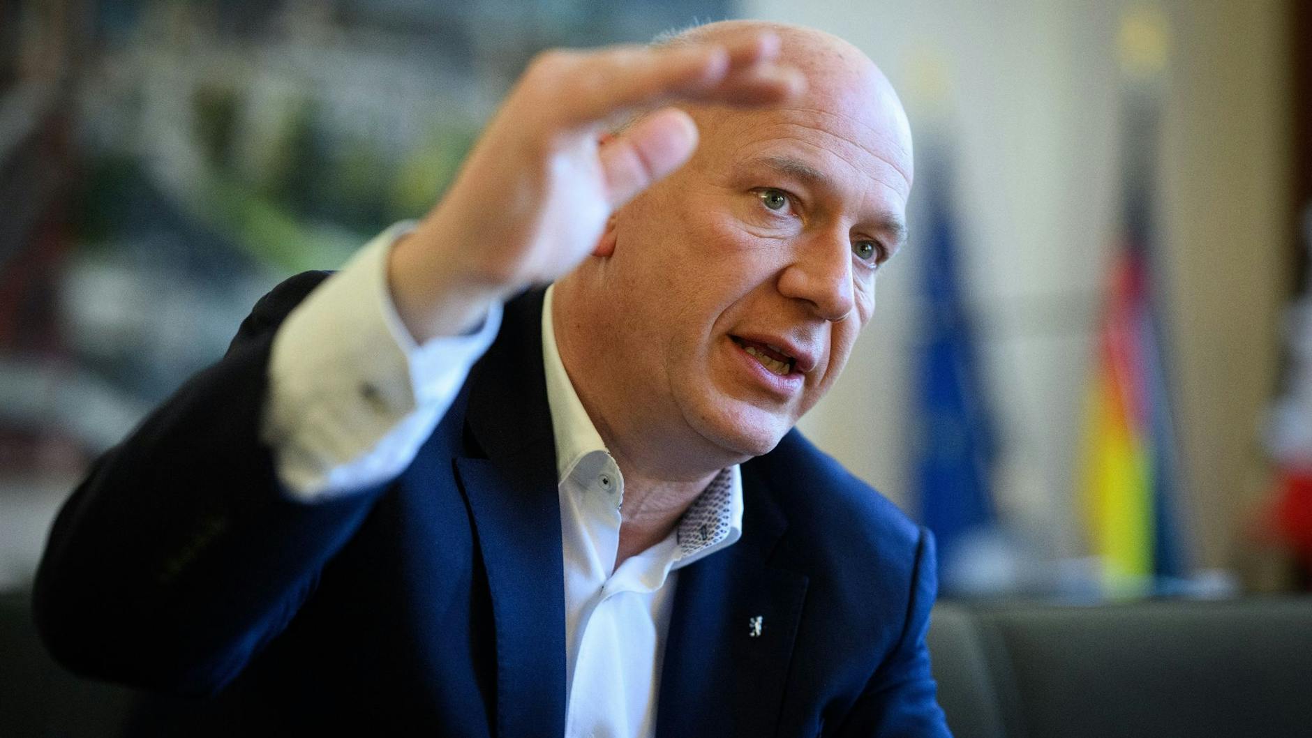 Berlins Regierender Bürgermeister Kai Wegner bei einem Interview