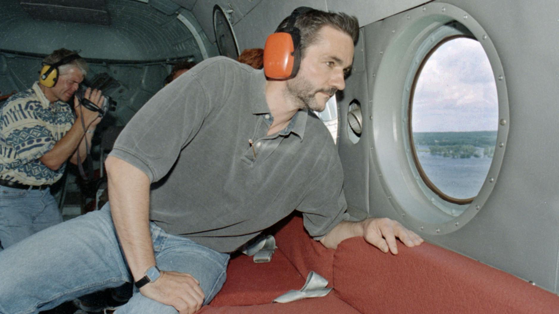 Oderflut 1997: In einem Helikopter fliegt der damalige Brandenburger Umweltminister Matthias Platzeck über die Hochwassergebiete. Seine ständige Präsenz vor Ort brachte ihm den Spitznamen Deichgraf ein.