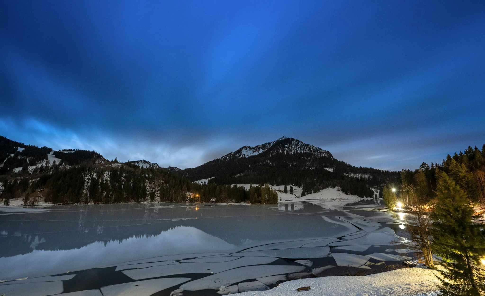 Eisschollen schwimmen in der Nacht auf dem Spitzingsee, der 1084 Meter über dem Meeresspiegel liegt.  