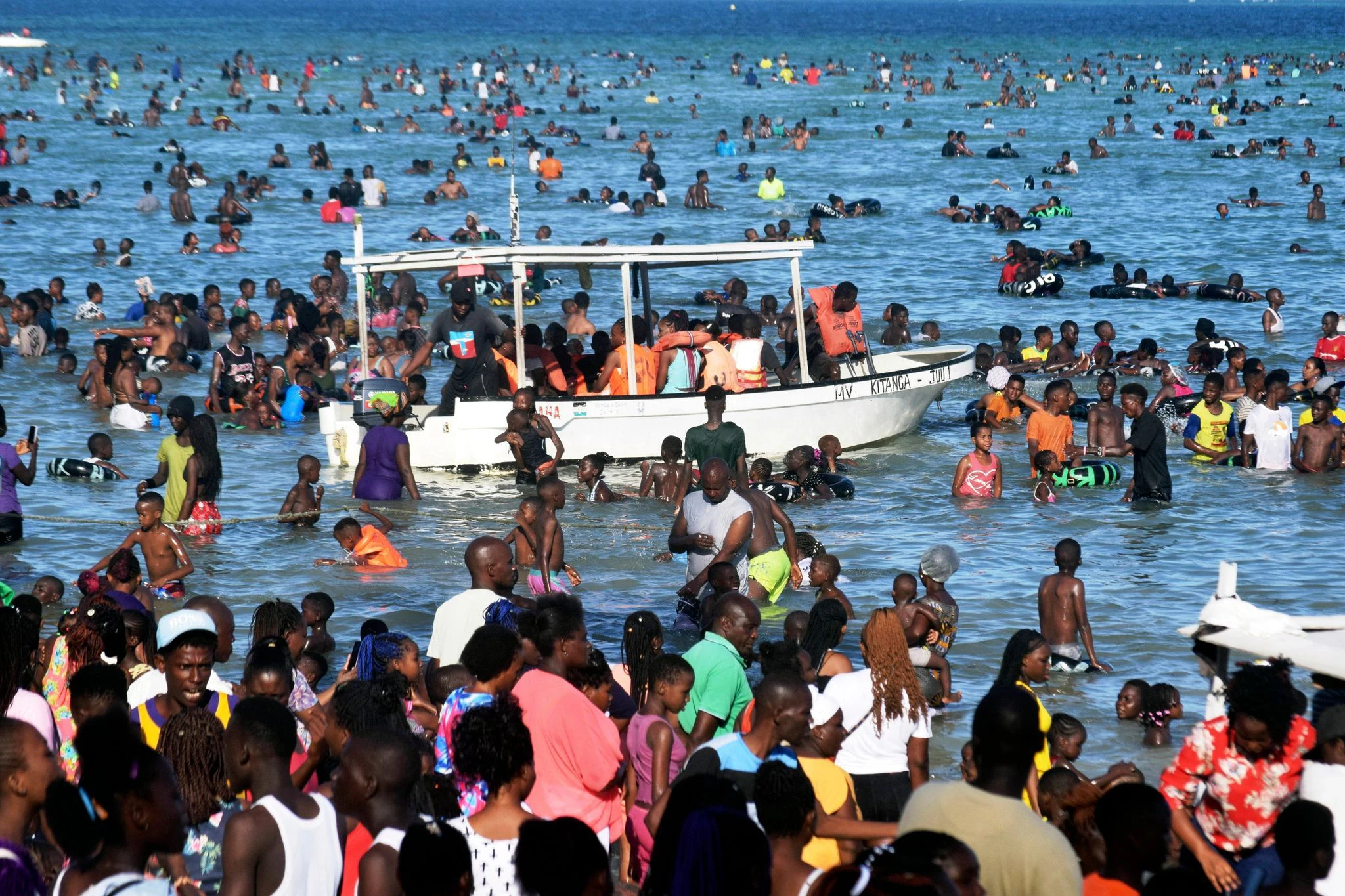 An Tannenbäume und Schnee ist hier nicht zu denken: Urlauber genießen einen Strandtag an Weihnachten in Kenia.  