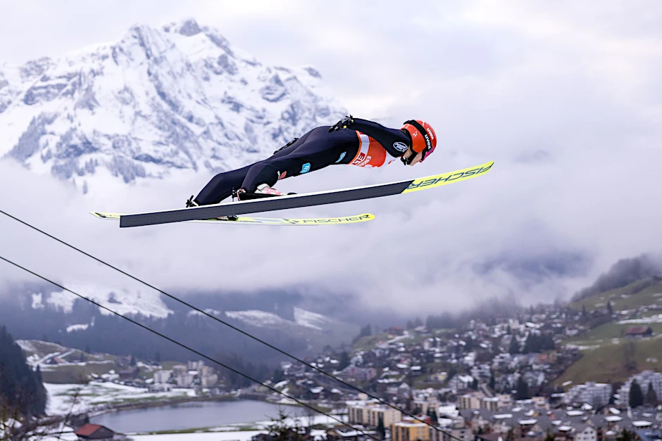 Skispringerin Katharina Schmid ist von sich enttäuscht.  