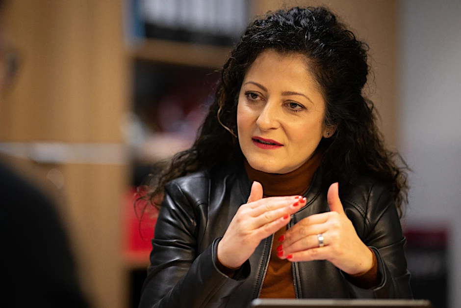 ARCHIV - Die Berliner Sozialsenatorin Cansel Kiziltepe sitzt während eines Interviews in ihrem Büro.  