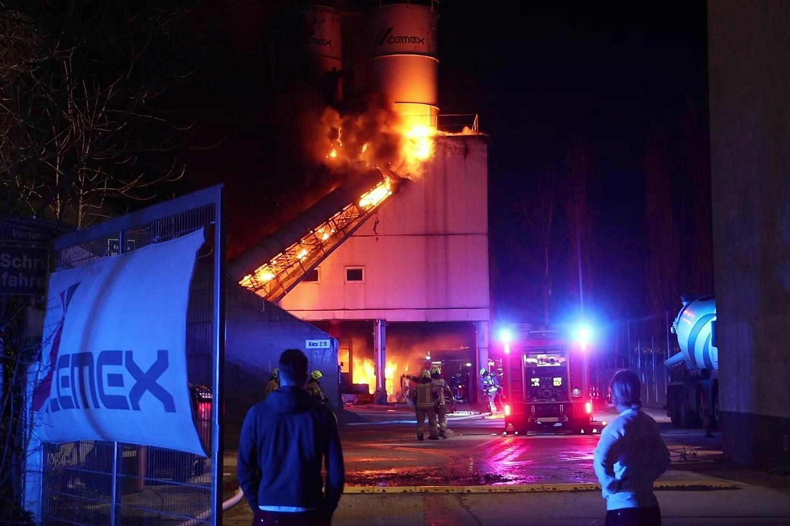 Radikale Klima-Aktivisten wollen ein Feuer in einem Berliner Betonwerk gelegt haben.