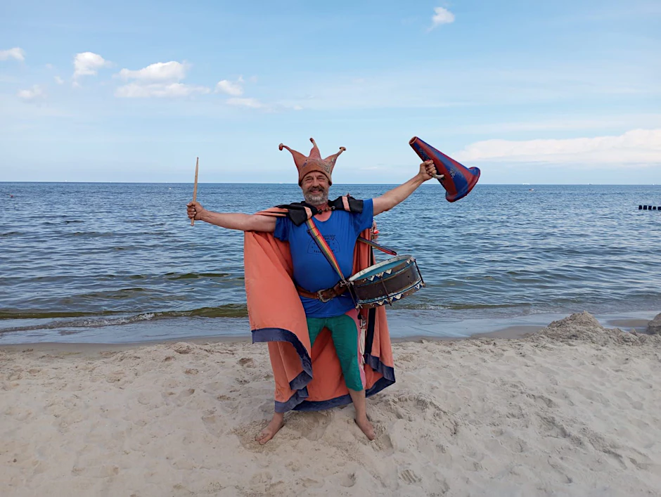 Puppenspieler und jetzt auch Schriftsteller Klaus Thaler am Strand.
