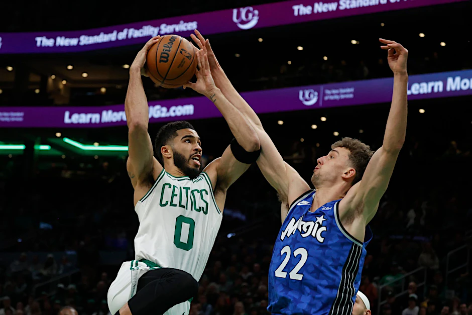 Boston Celtics-Forward Jayson Tatum (l) zieht zum Korb gegen Orlando Magic-Forward Franz Wagner.  