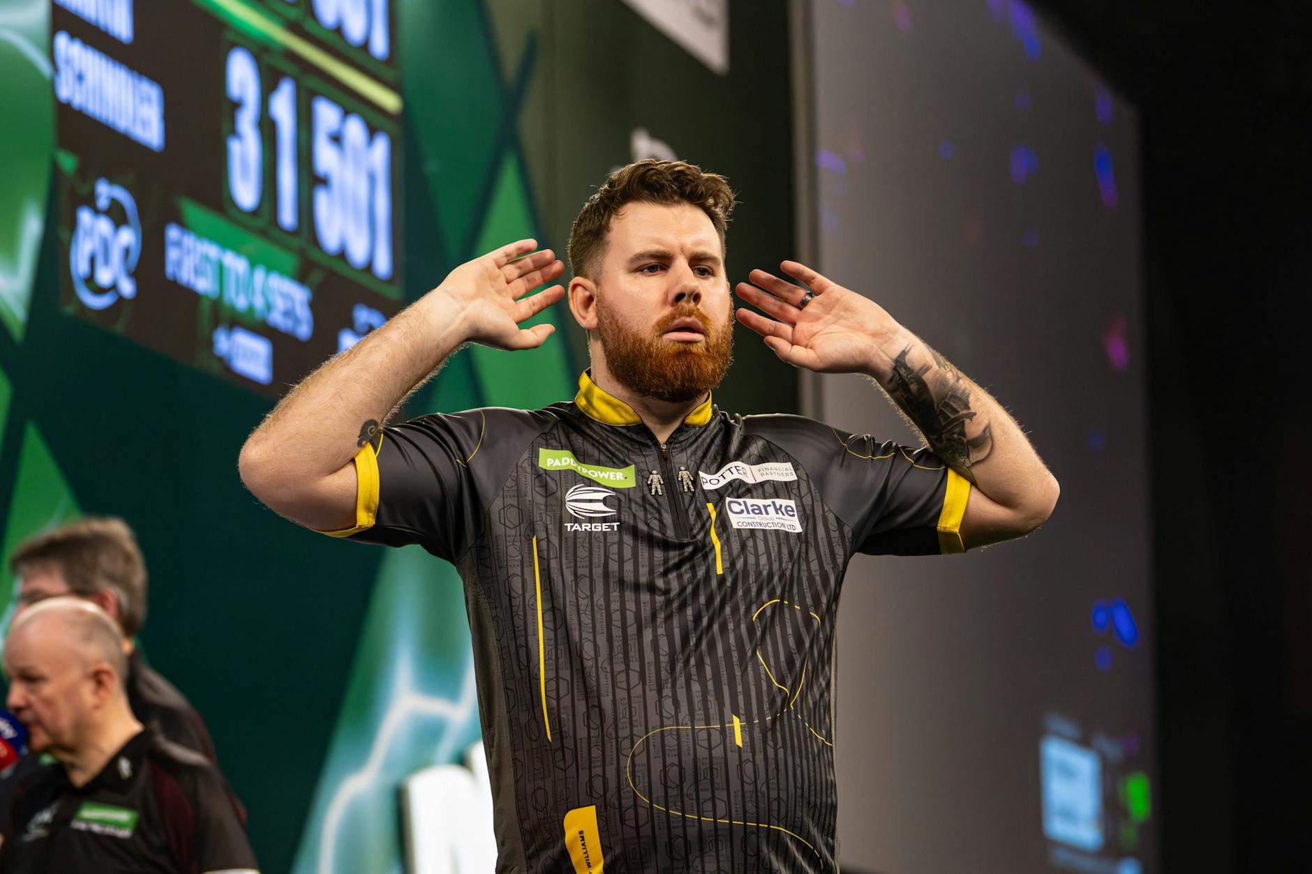 Es waren eher die Fans, die ihren Ohren nicht glauben konnten, angesichts der Ausrutschers von Scott Williams im Interview nach seinem Sieg gegen Martin Schindler bei der Darts-WM.