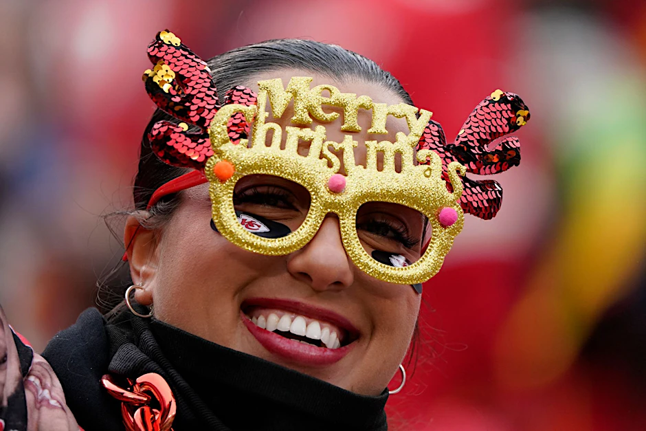 In weihnachtlicher Montur: Ein Fan schaut in Kansas City die Football-Partie der Las Vegas Raiders gegen die Kansas City Chiefs.  