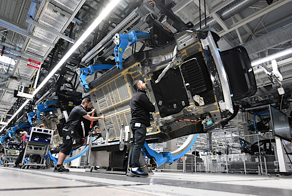 ARCHIV - Mitarbeiter des Stuttgarter Autoherstellers Mercedes-Benz arbeiten in der Factory 56 im Werk in Sindelfingen.  
