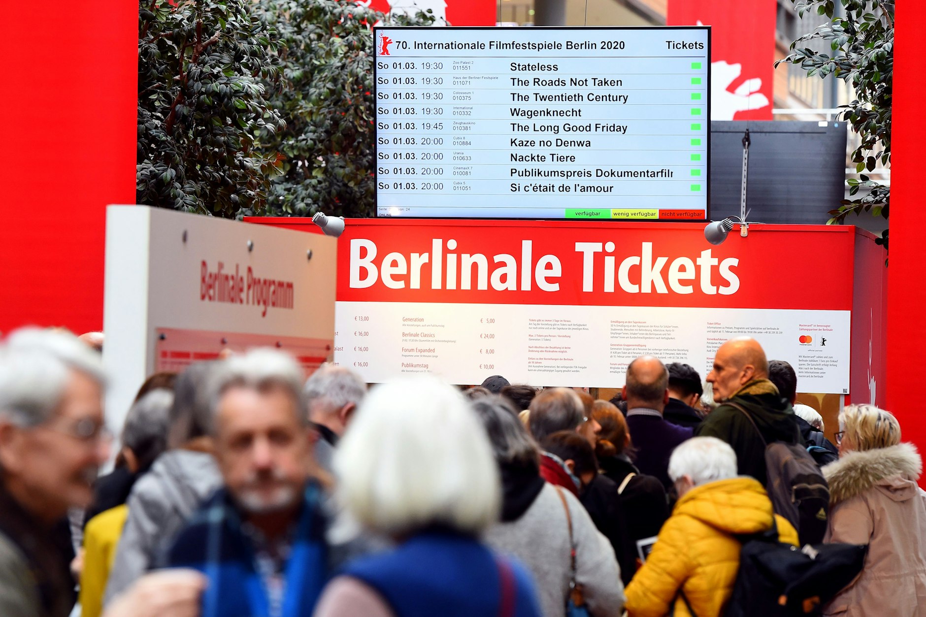 Menschen vor dem Berlinale-Ticketschalter: Trotz steigender Kosten bleiben die Ticketpreise für Filmfans bei der kommenden Berlinale überwiegend gleich. (Archivbild)