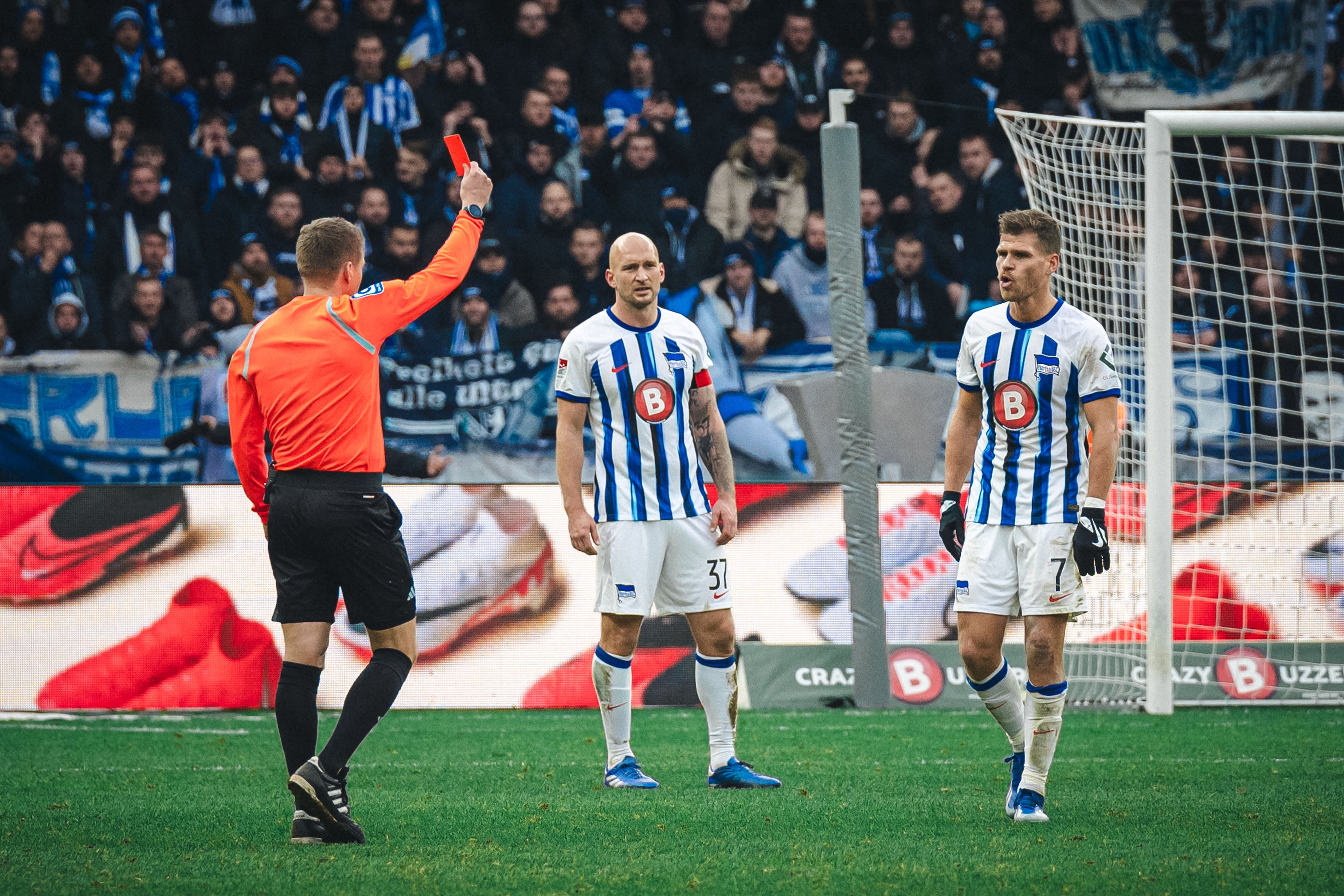 Hertha BSC: 2 Spiele gesperrt! Kostet DIESES Rot Niederlechner den Stammplatz?