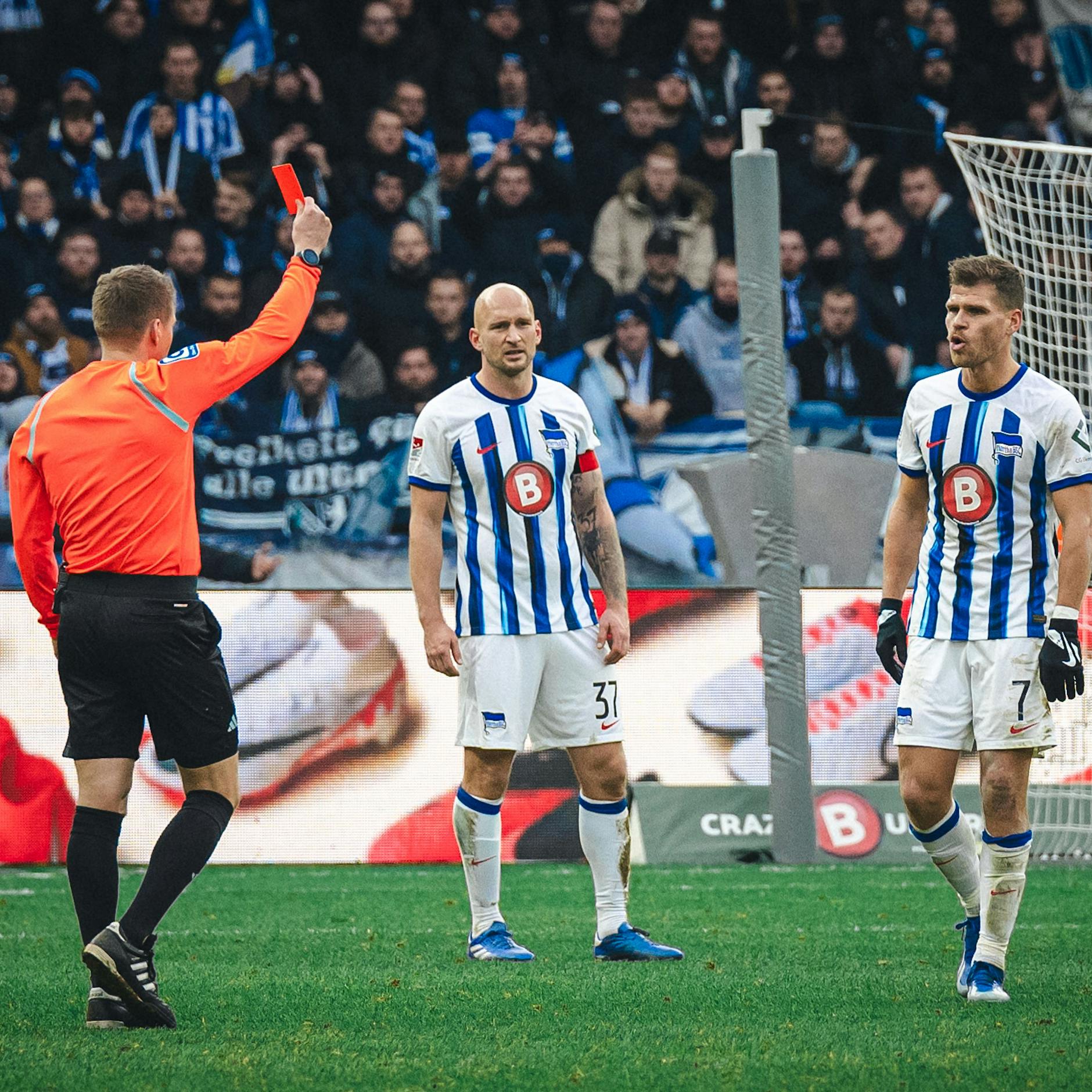 Hertha BSC: 2 Spiele gesperrt! Kostet DIESES Rot Niederlechner den Stammplatz?