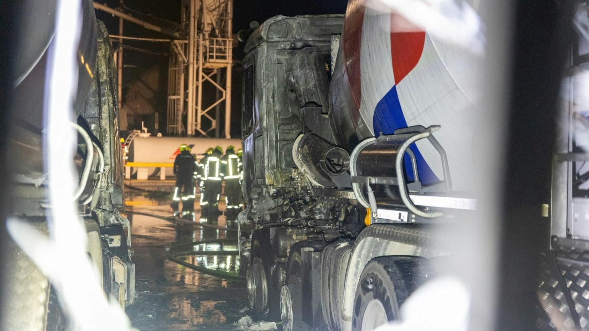 Auch mehrere Betonmischfahrzeuge gingen bei dem Brandanschlag in Flammen auf.