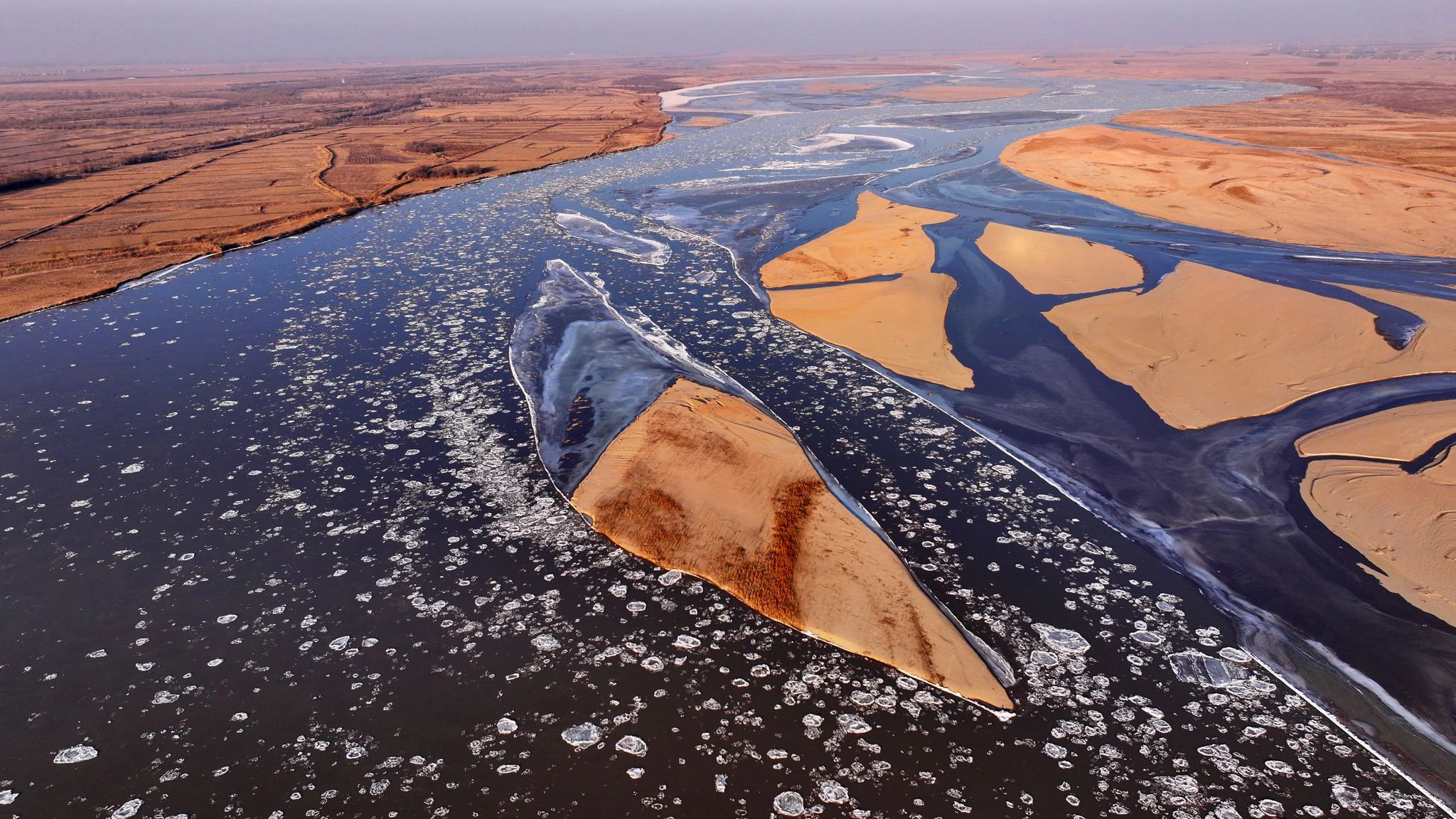 Eisschollen treiben auf dem Gelben Fluss im nordwestchinesischen Autonomen Gebiet Ningxia Hui. Der 5464 Kilometer lange Gelbe Fluss ist der zweitlängste Fluss in China.  