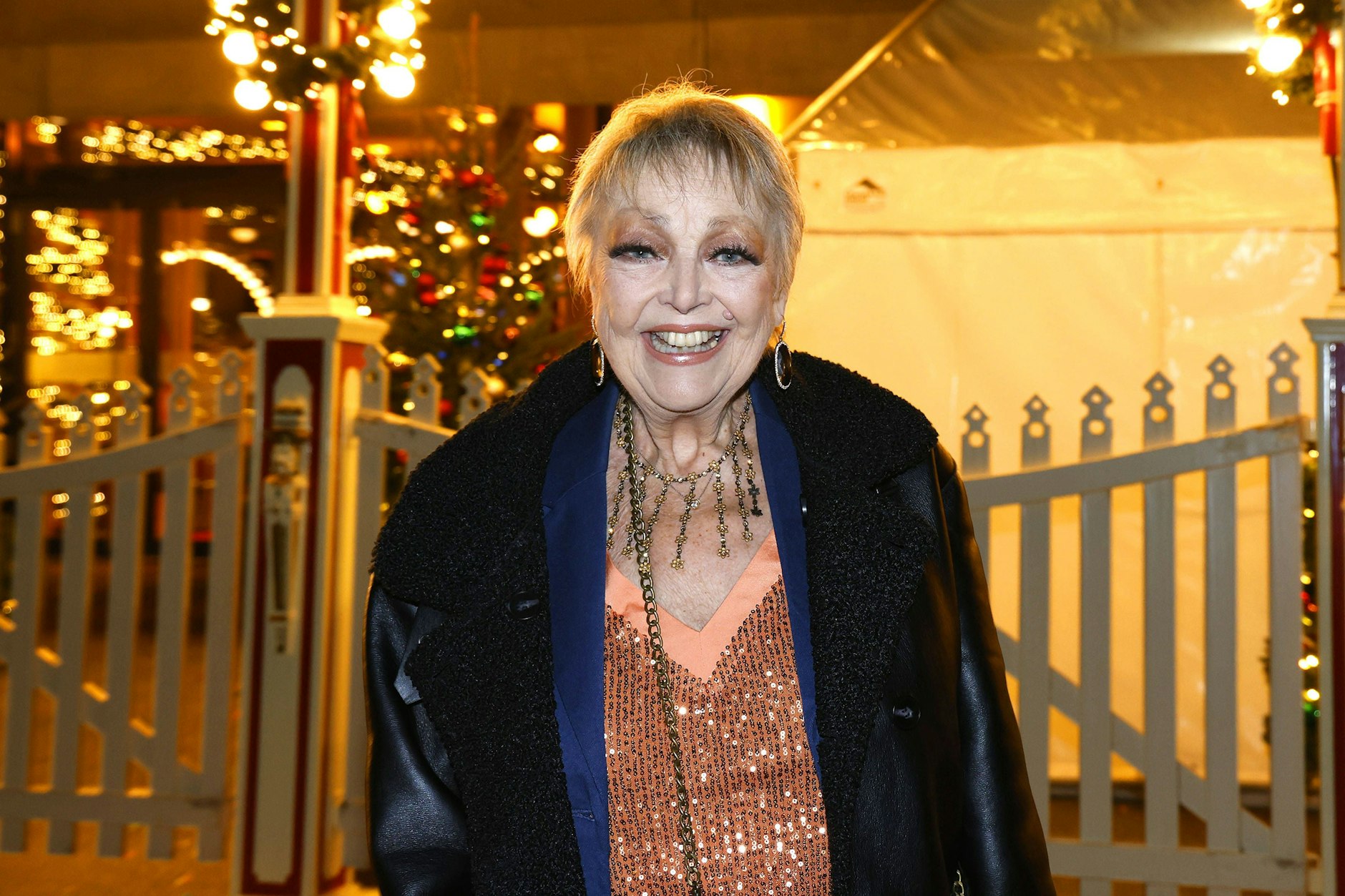 Barbara Schöne zeigt sich bei der Roncalli-Premiere 2023 glücklich über ihre neue Figur.