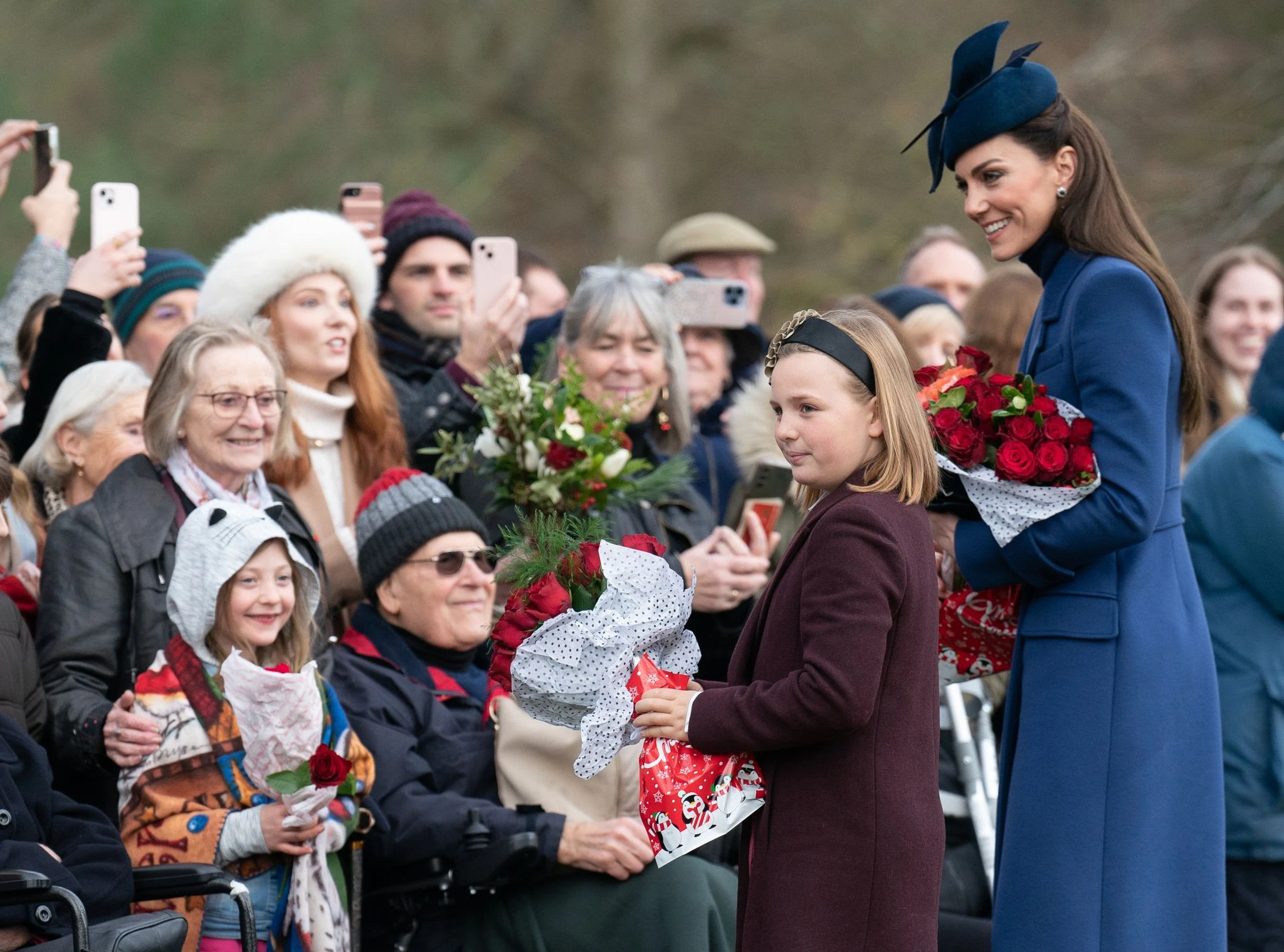 Nach dem Besuch des Weihnachtsgottesdienstes im britischen Sandringham treffen Prinzessin Kate und Mia Tindall, Patenkind von Prinz William, auf Schaulustige.  