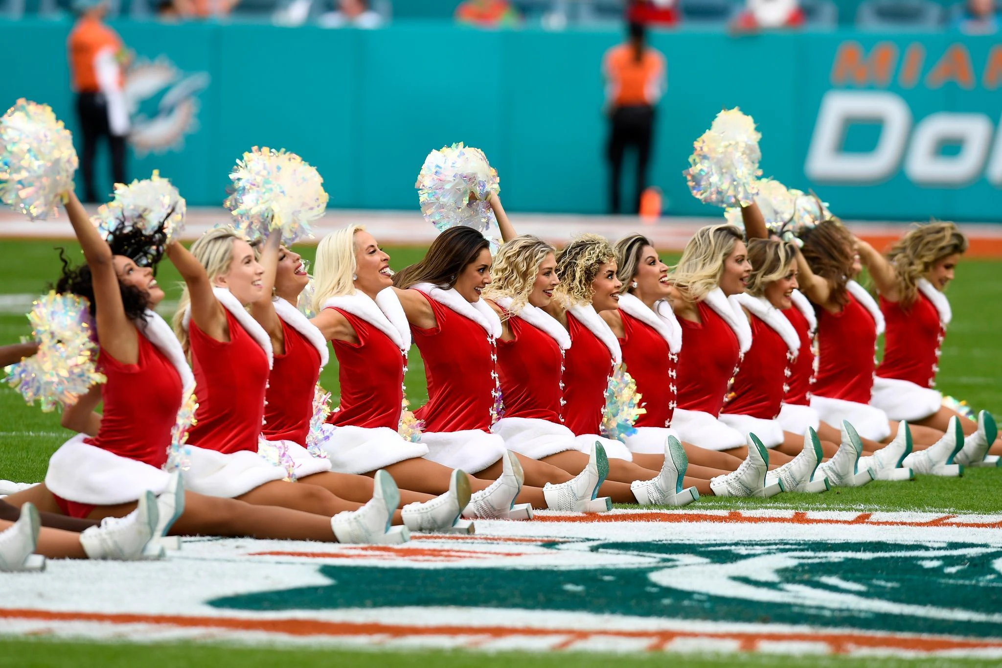 American Football: Cheerleader der Miami Dolphins treten in der Halbzeitpause auf.  