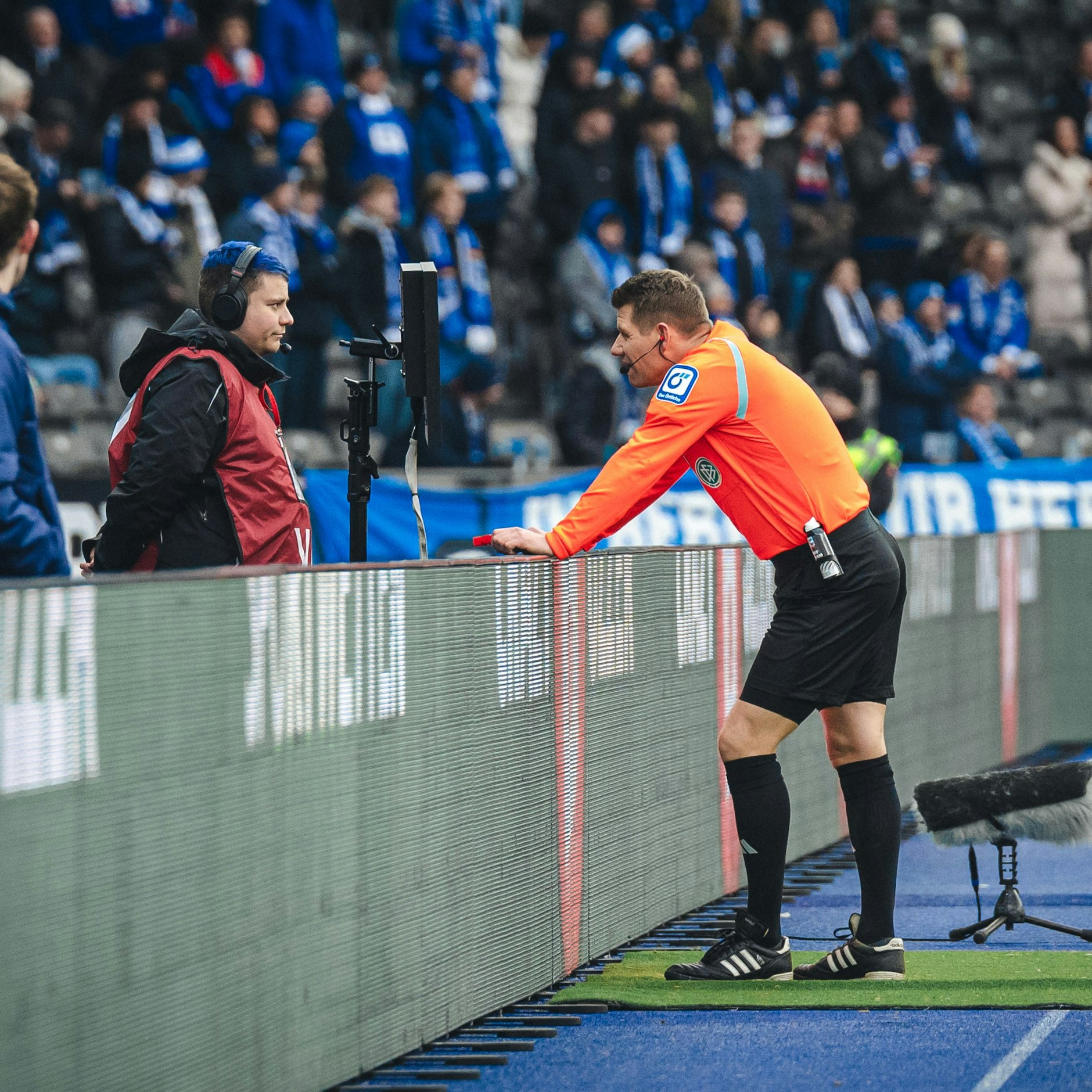 Schiedsrichter Patrick Ittrich schaute sich Niederlechners Foul nochmal an und zeigte dann Rot.