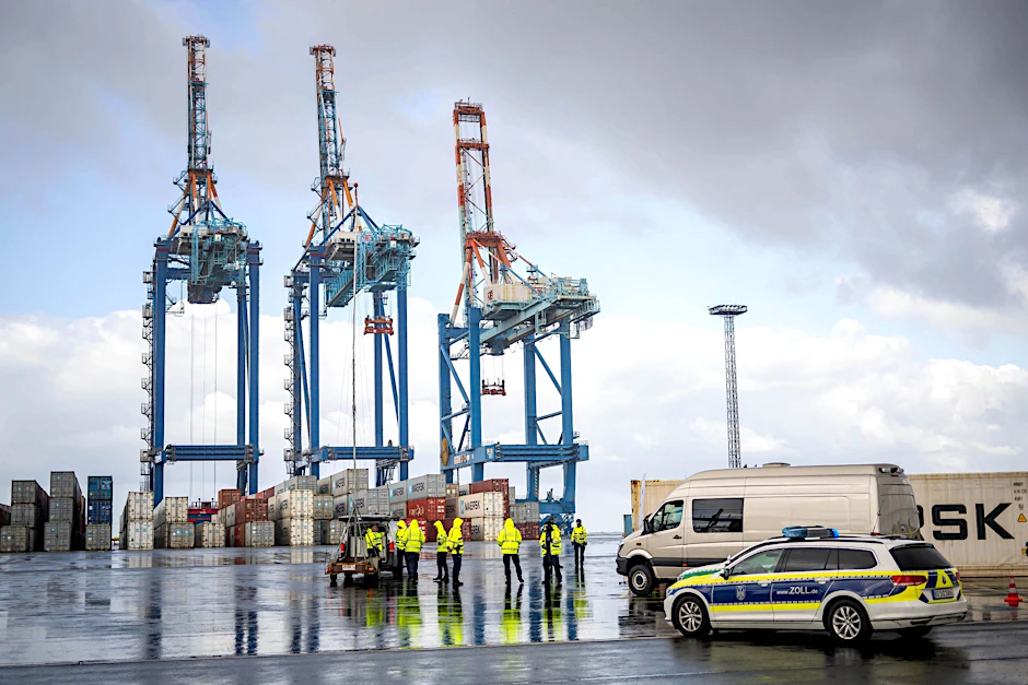 ARCHIV - Der Zoll kontrolliert Container im Hafen von Bremerhaven.  