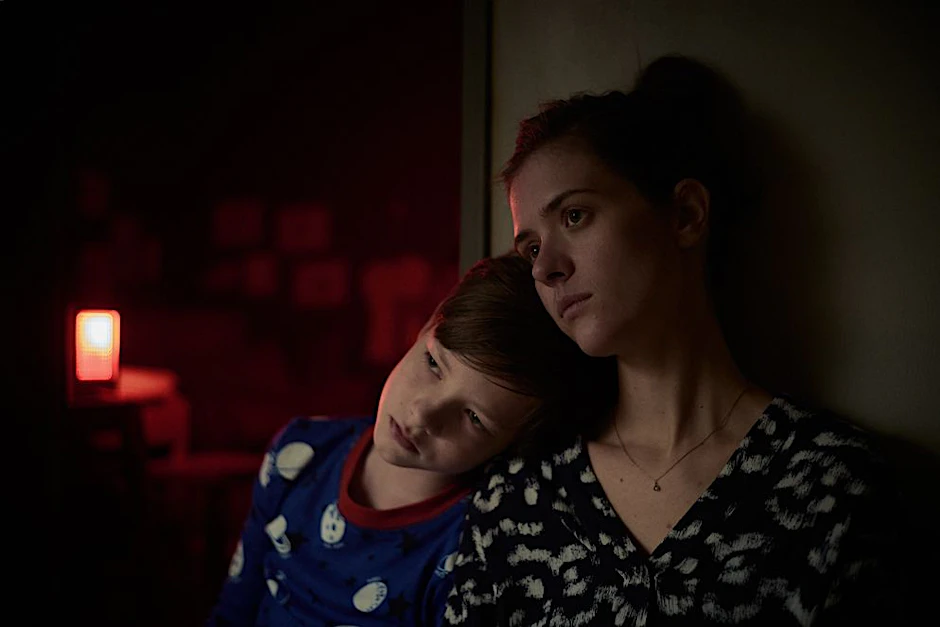 Eva (Liv Lisa Fries) mit ihrem Sohn Felix (Jona Eisenblätter).