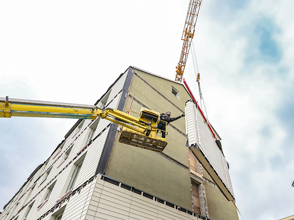 Montage einer neuen Fassade in Berlin.