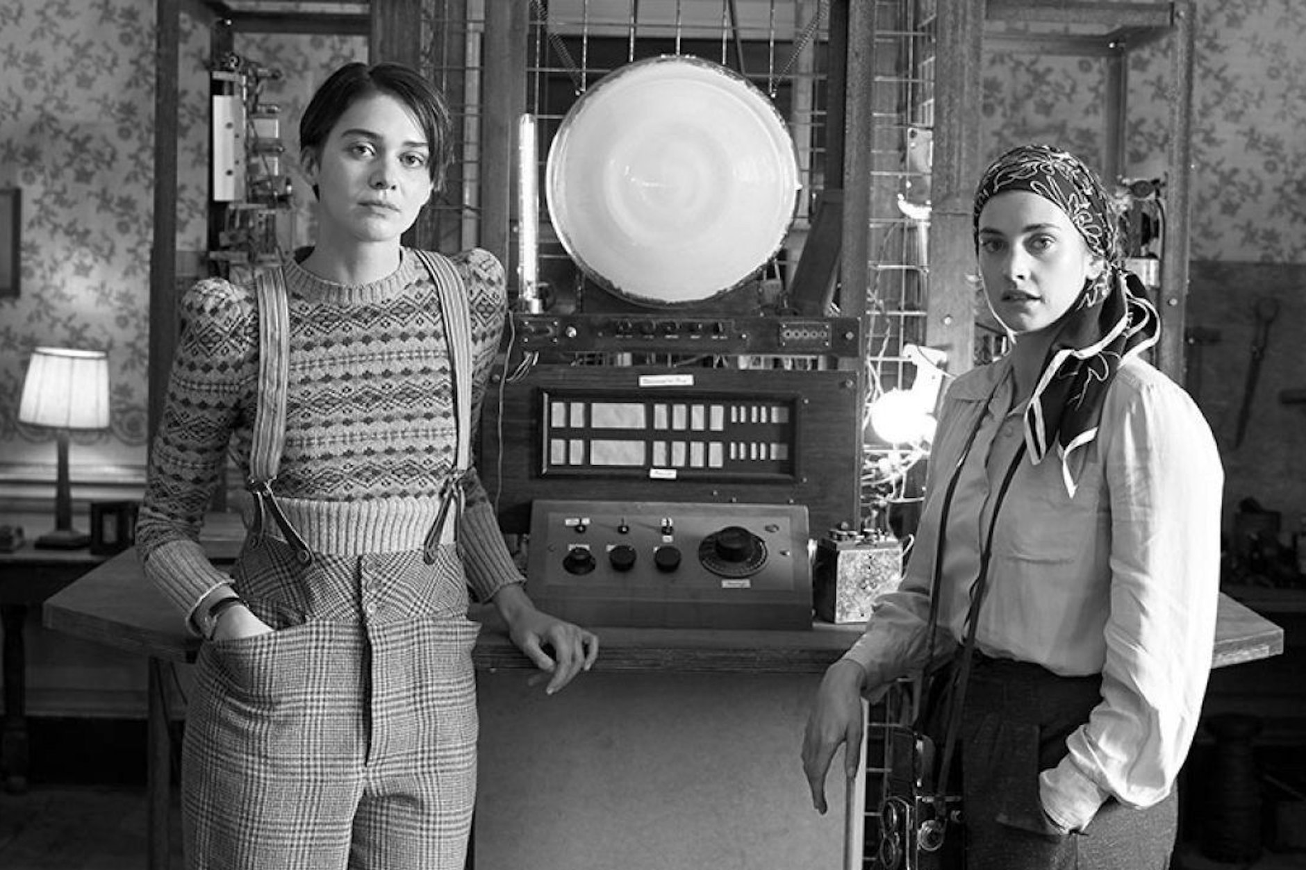 Die beiden Schwestern Thomasina (Emma Appleton) und Martha (Stefanie Martini) mit ihrer Maschine, die Rundfunknachrichten aus der Zukunft empfangen kann.