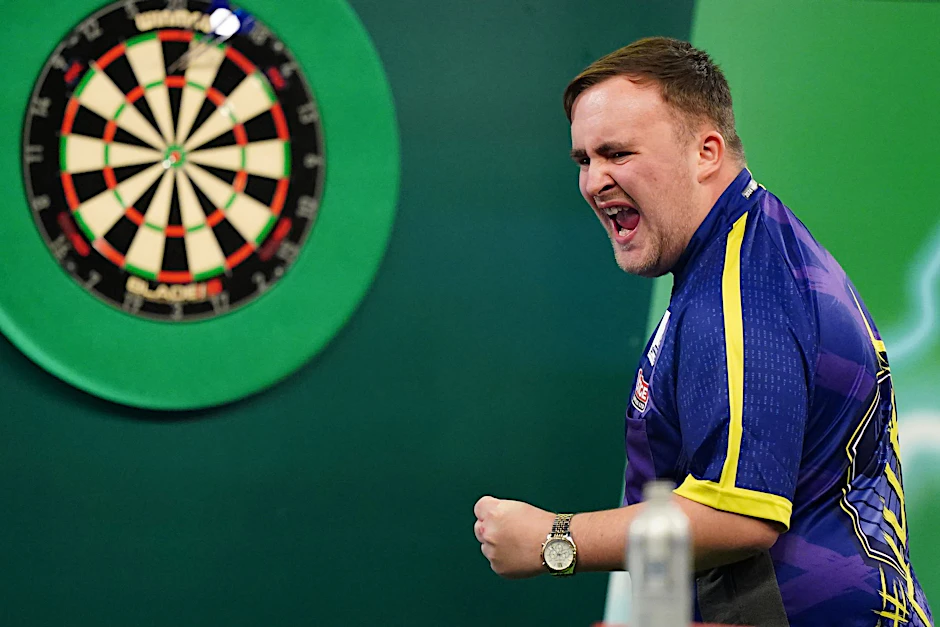 Luke Littler steht bei der WM in London in der dritten Runde.  