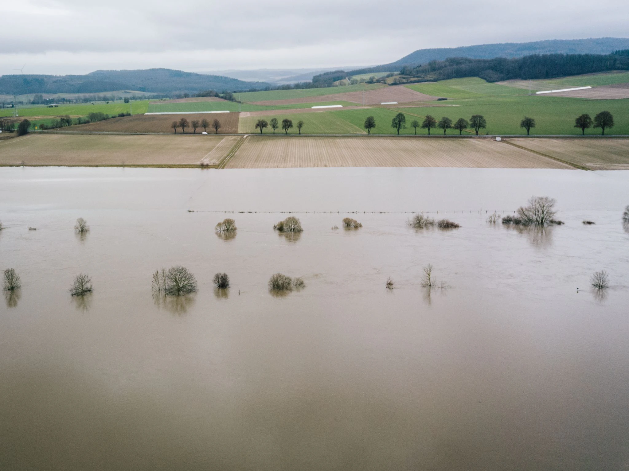 Wiesen und Felder werden vom Hochwasser der Weser überflutet.  