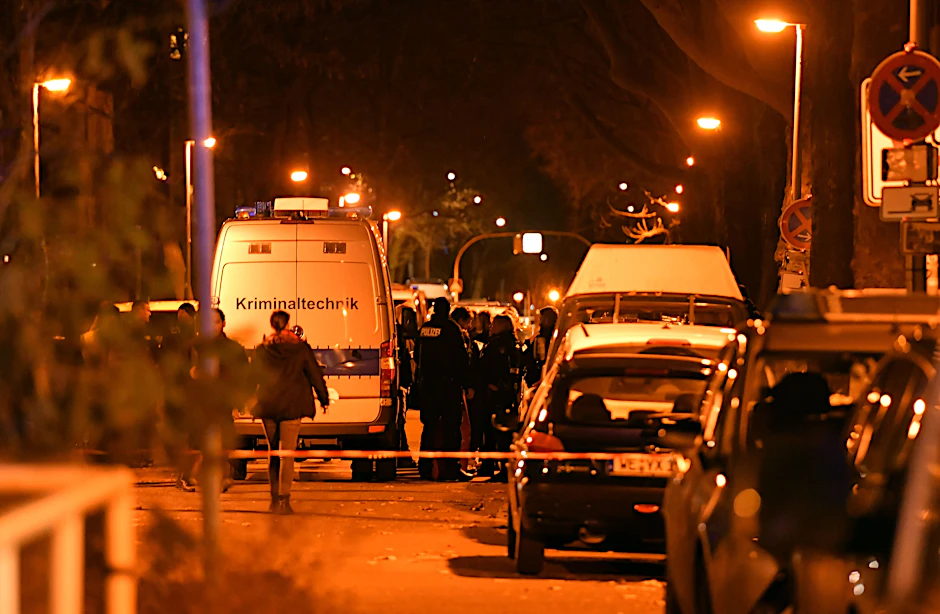 Polizisten am Tatort in Pankow