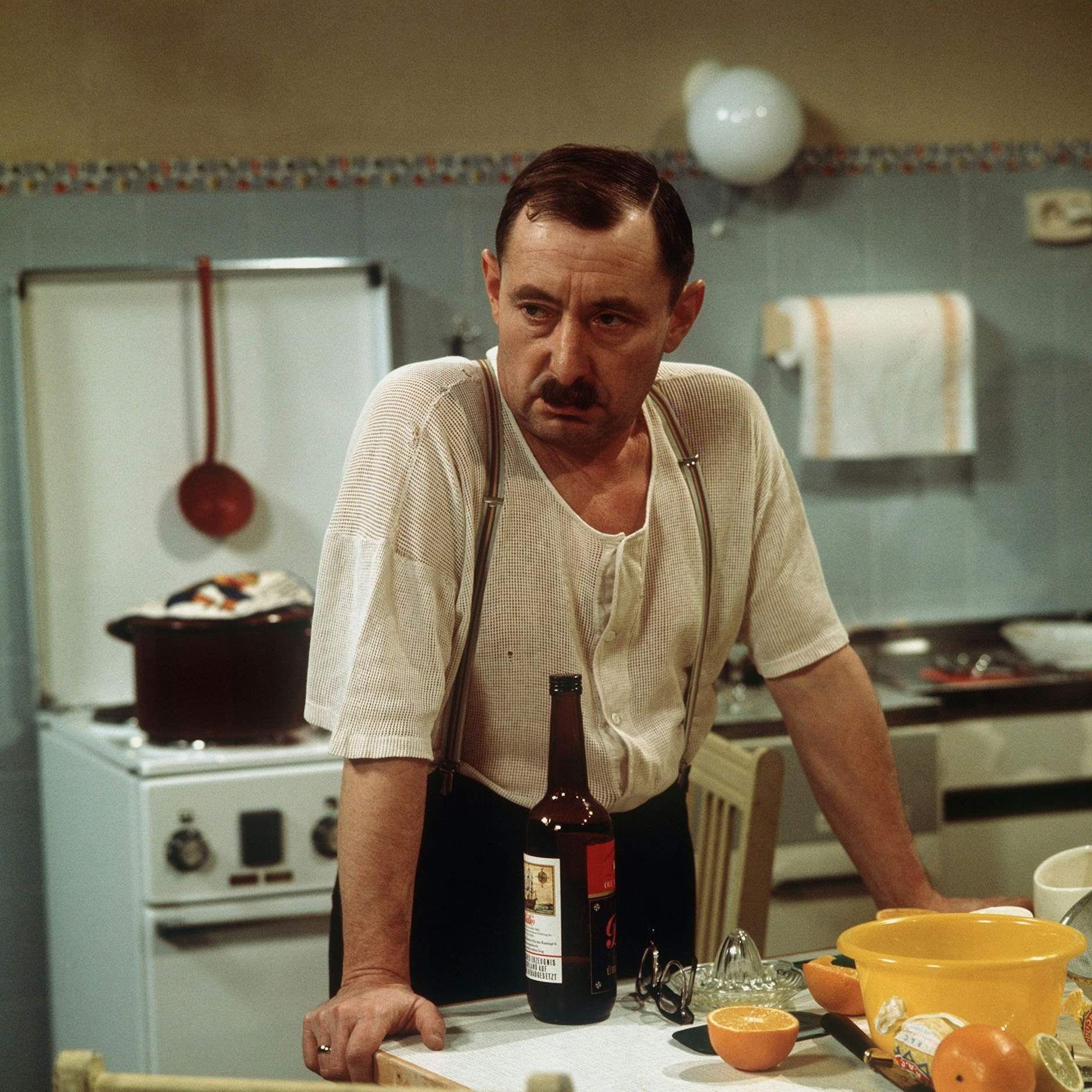 Schon vor dem Netzoberteil muss gewarnt werden. Ekel Alfred (Heinz Schubert) bei der Punsch-Zubereitung