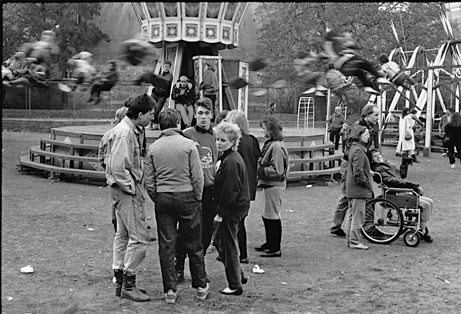 Der Rummel im Volkspark am Weinbergsweg war 1987 auch für Menschen im Rollstuhl zugänglich.