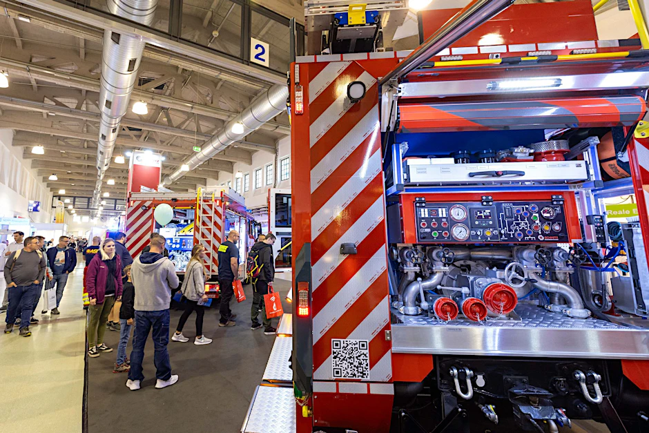 ARCHIV - Spezialfahrzeuge sind teuer - werden für die Feuerwehren aber zunehmend wichtig.  