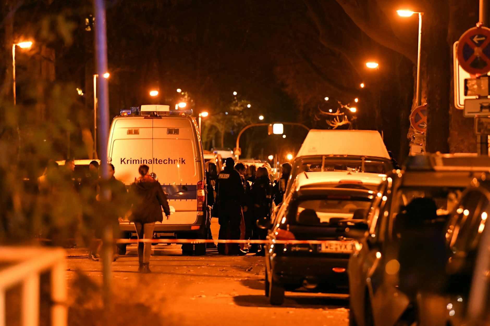 Dutzende Polizisten waren am Abend rund um den Tatort in Pankow im Einsatz. Ein Mann (38) war mit Stichverletzungen auf dem Gehweg gefunden worden. Nun wurde ein Verdächtiger festgenommen. Er sitzt inzwischen in U-Haft.&nbsp;