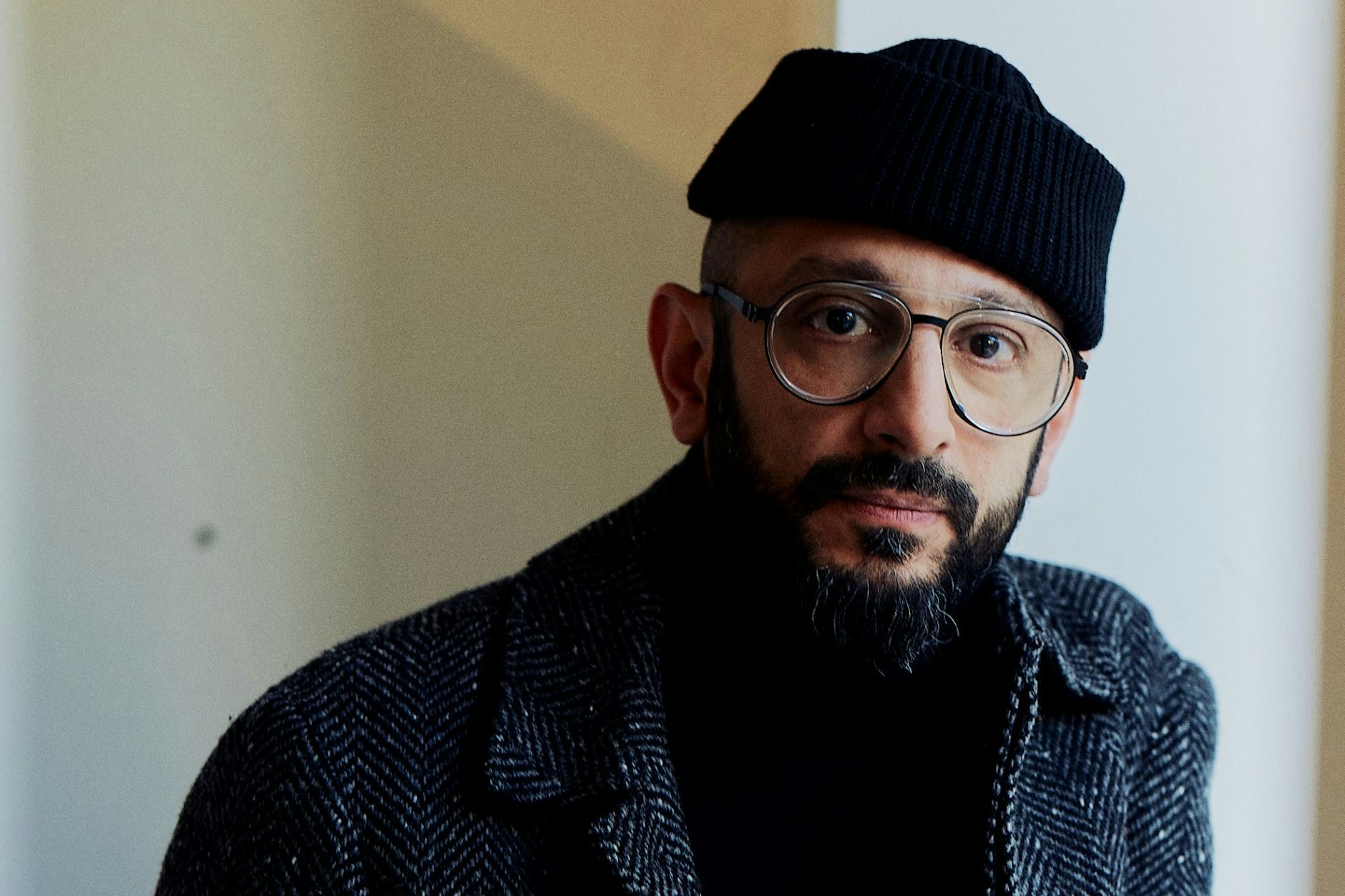 Der Autor Behzad Karim Khani kurz vor Silvester in einem Café in Berlin-Neukölln.