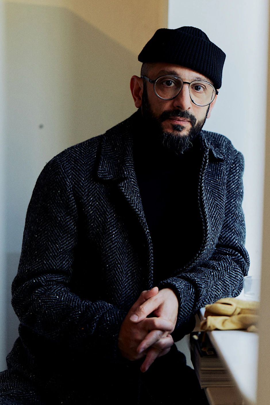 Der Autor Behzad Karim Khani kurz vor Silvester in einem Café in Berlin-Neukölln.