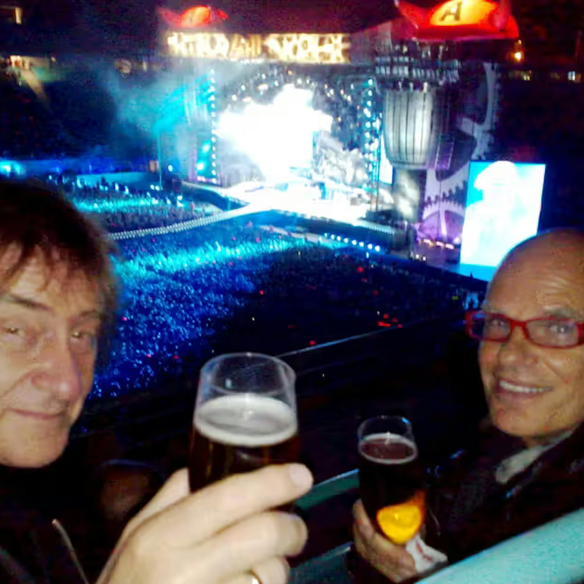 Selfie bei „Highway To Hell“: Dieter „Maschine“ Birr und City-Gitarrist Fritz Puppel (City) grüßen von einem AC/DC-Konzert in Leipzig (2009).