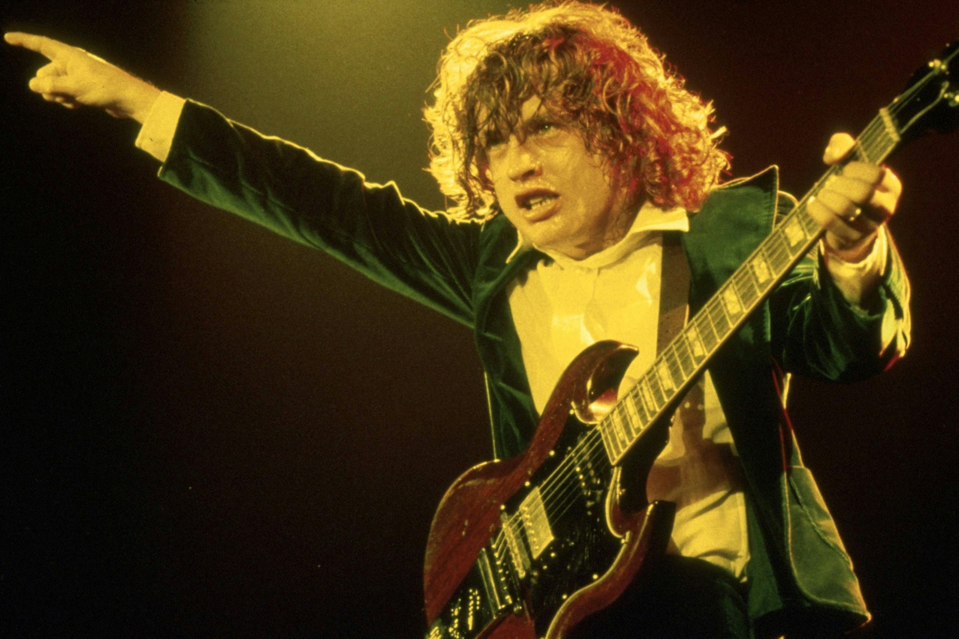 Angus Young bei einem Auftritt 1980: Der Gitarrengott von AC/DC lieferte mit seinen Riffs und Soli den Sound unserer Jugend.