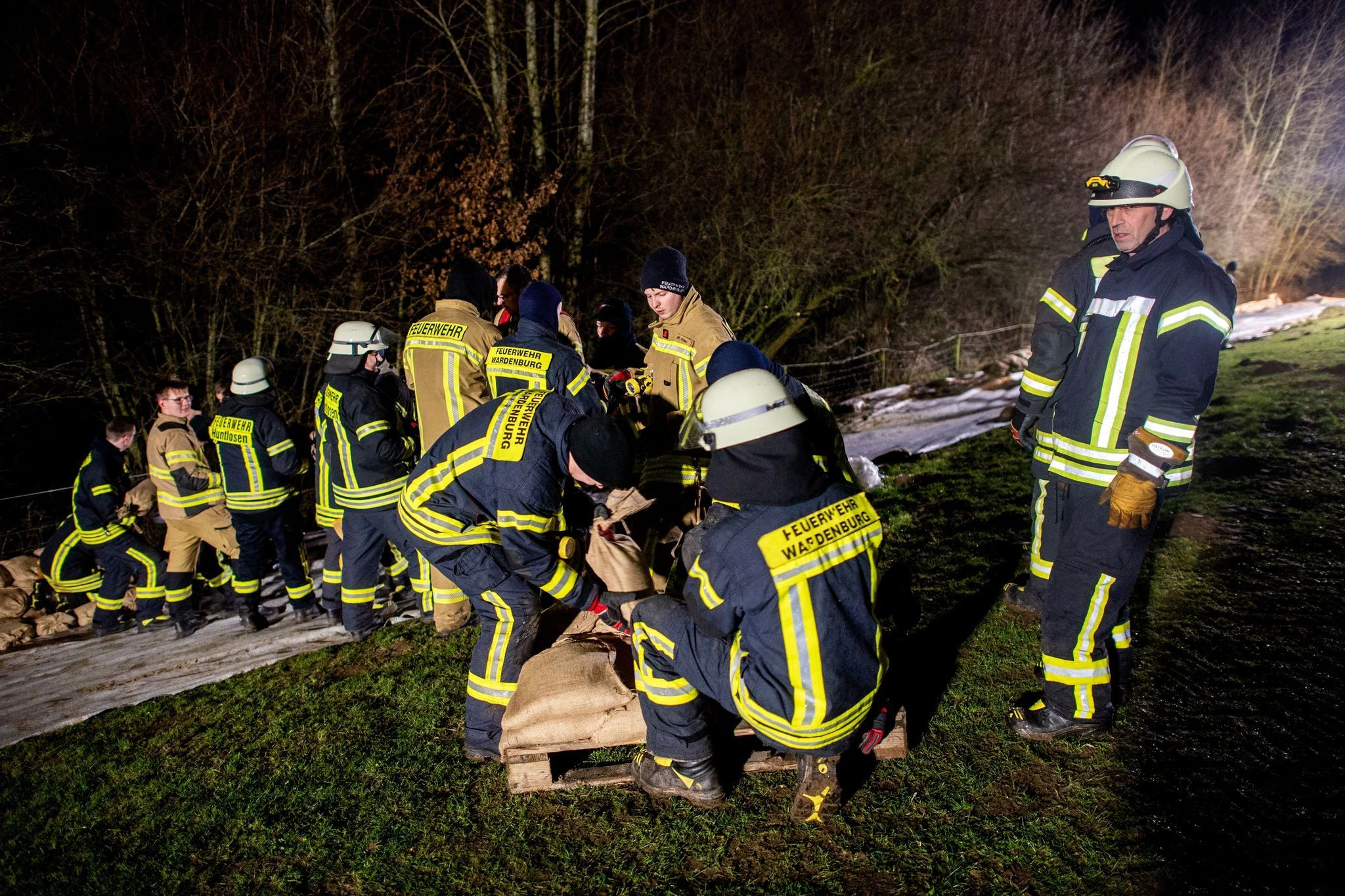 Hochwasser in Niedersachsen: Einsatzkräfte der Feuerwehr sichern den aufgeweichten Deich der Hunte nahe der Ortschaft Astrup mit Vlies und Sandsäcken.