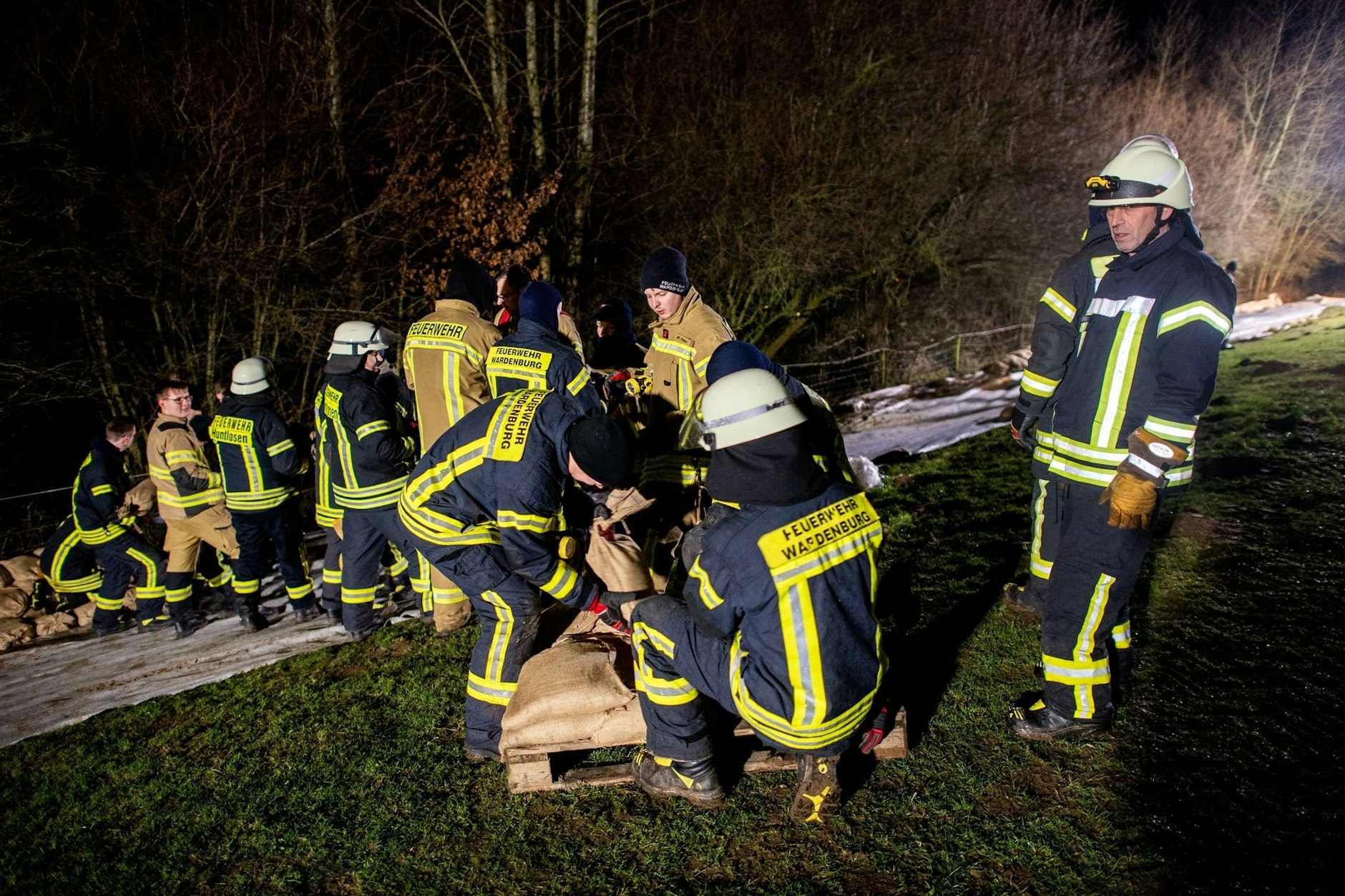 Hochwasser in Niedersachsen: Einsatzkräfte der Feuerwehr sichern den aufgeweichten Deich der Hunte nahe der Ortschaft Astrup mit Vlies und Sandsäcken.