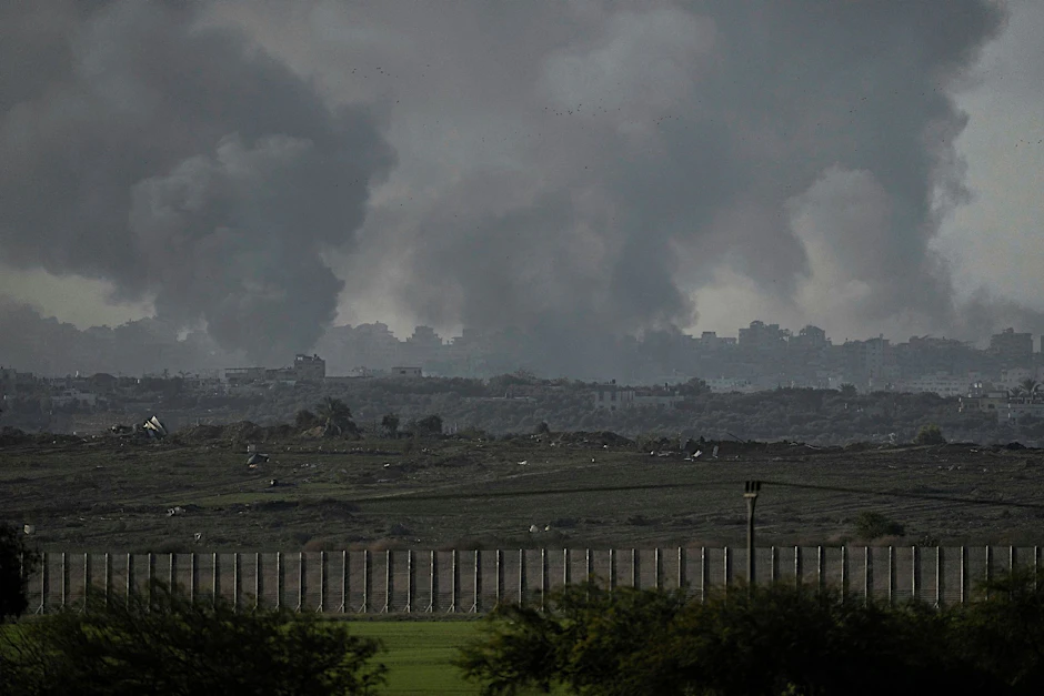 Rauch steigt nach einem israelischen Luftangriff im Gazastreifen auf.  