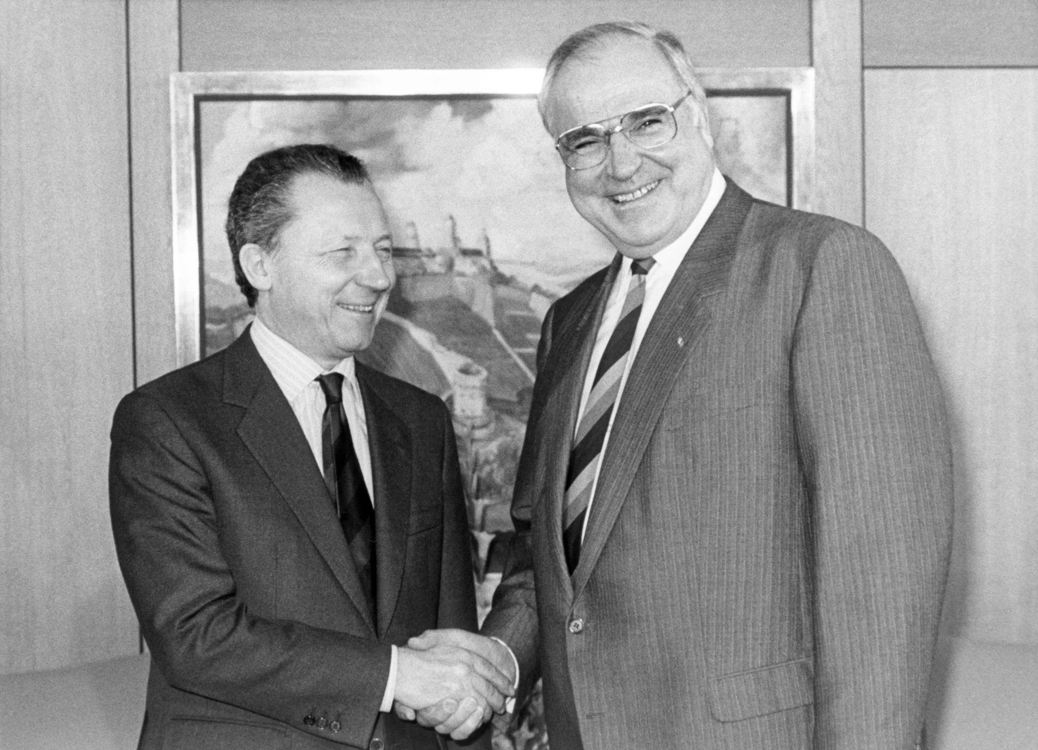 ARCHIV - Der damalige Bundeskanzler Helmut Kohl (CDU, r) empfängt 1987 den Präsidenten der EG-Kommission, Jacques Delors, zu einem Meinungsaustausch.  
