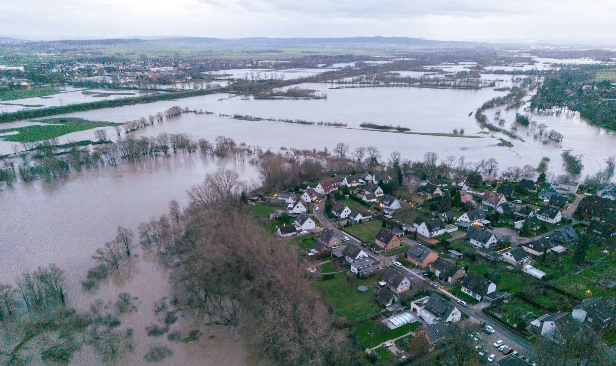 Hochwasser umfließt die Ortschaft Ruthe im Landkreis Hildesheim.  
